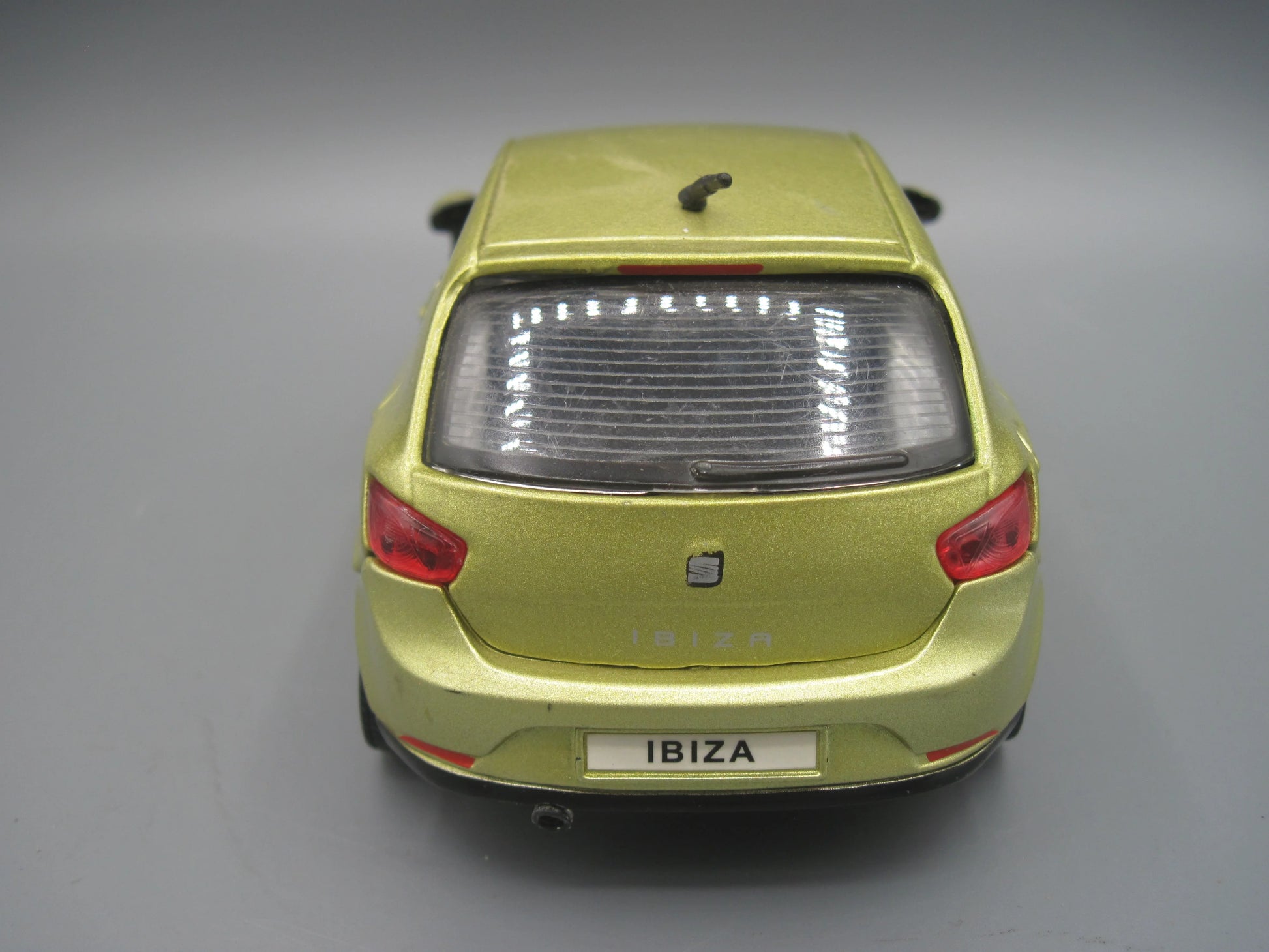 Bburago   Seat Ibiza  Golden