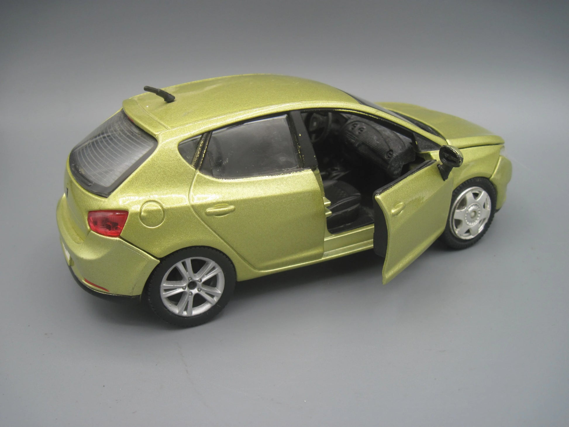 Bburago   Seat Ibiza  Golden
