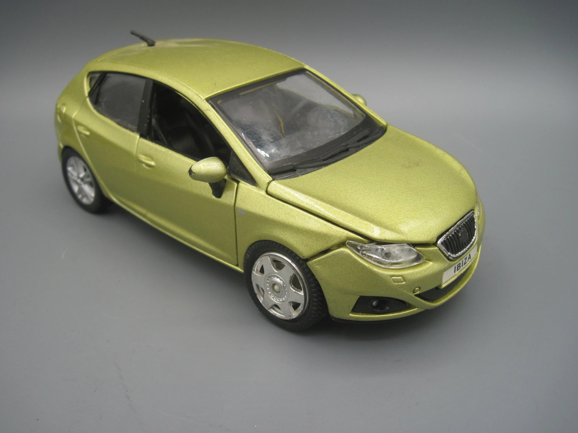 Bburago   Seat Ibiza  Golden