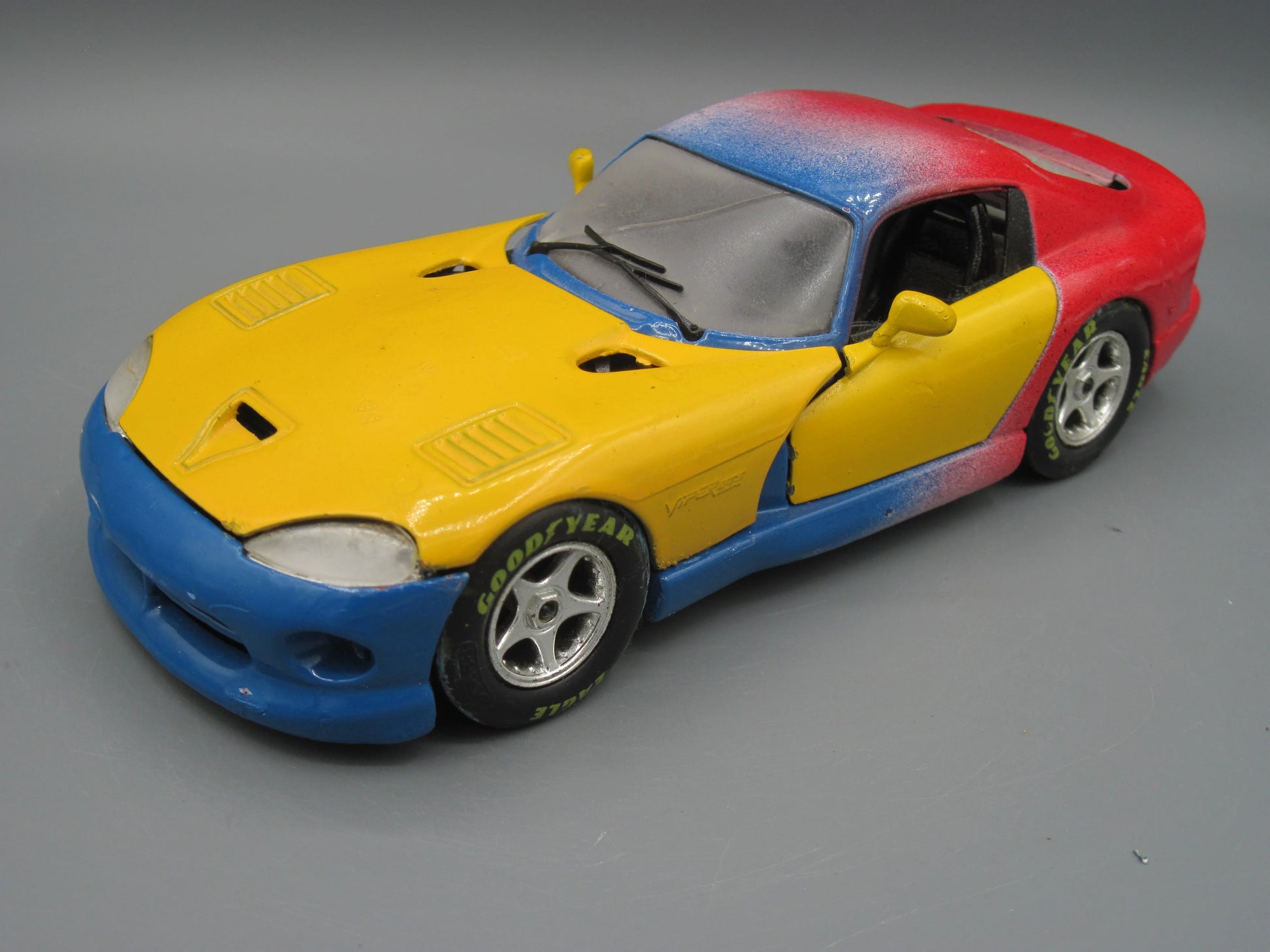 Bburago   Dodge Viper GTS Coupe  Multi color