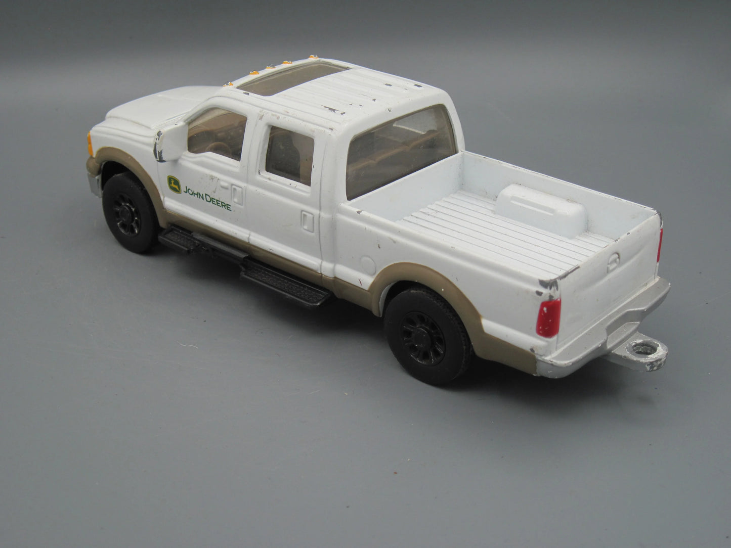 ERTL   John Deere Crew Cab  White