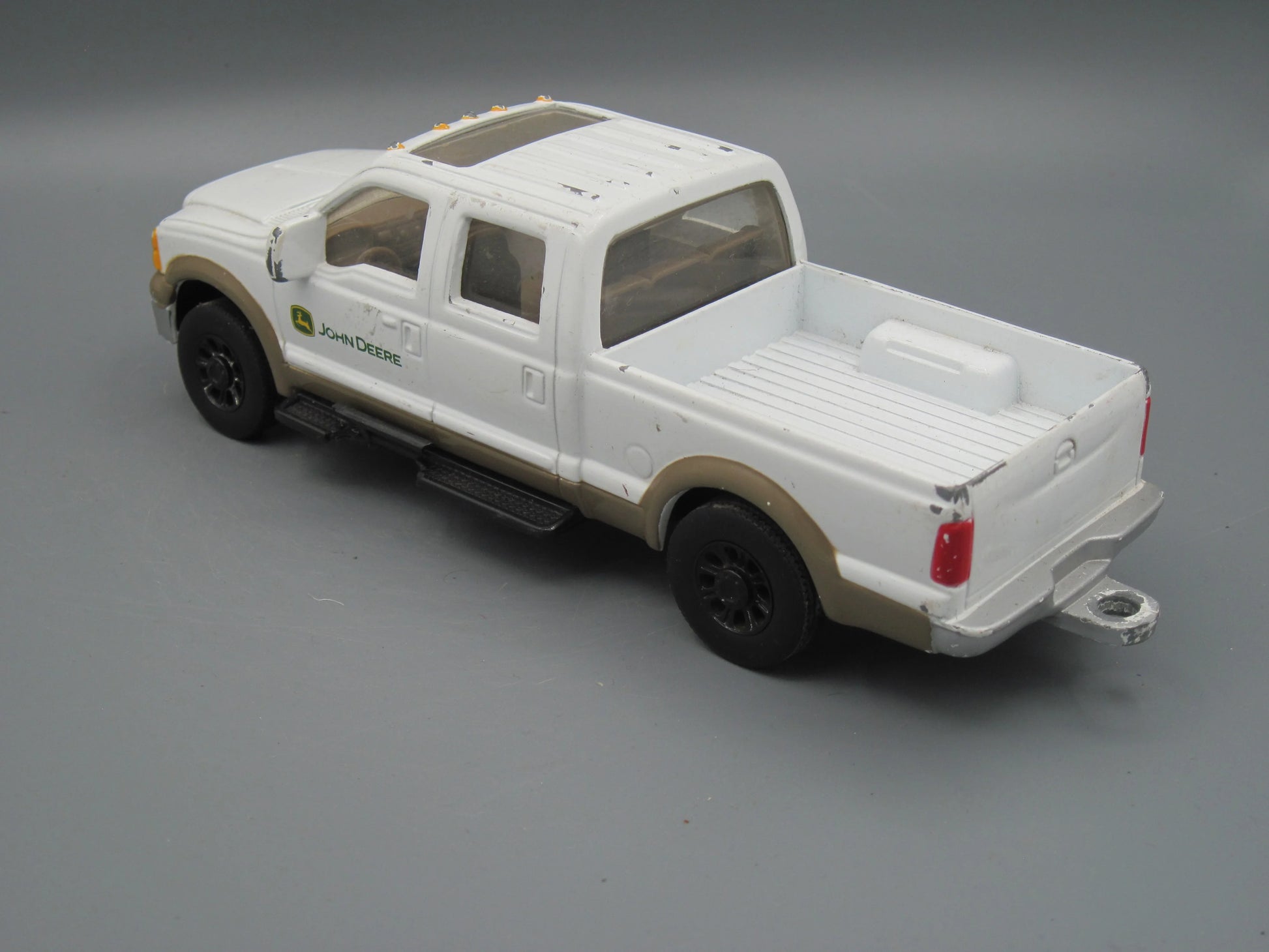 ERTL   John Deere Crew Cab  White