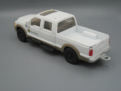 ERTL   John Deere Crew Cab  White