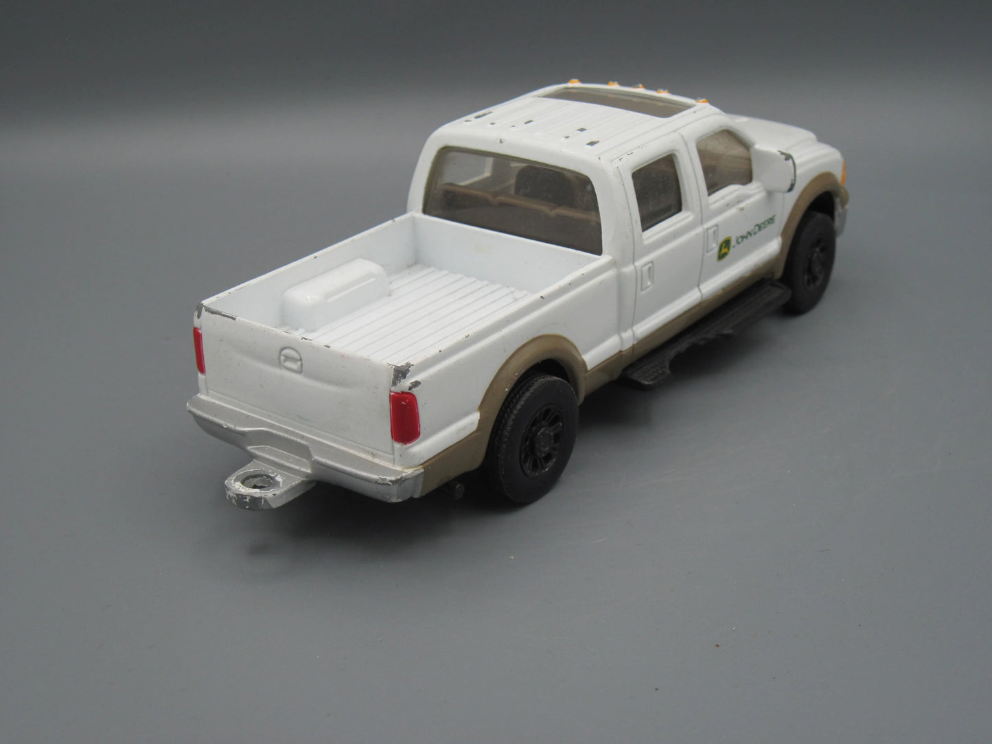 ERTL   John Deere Crew Cab  White