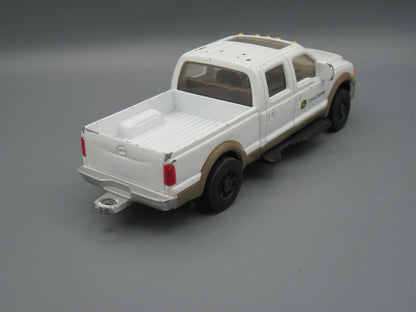 ERTL   John Deere Crew Cab  White