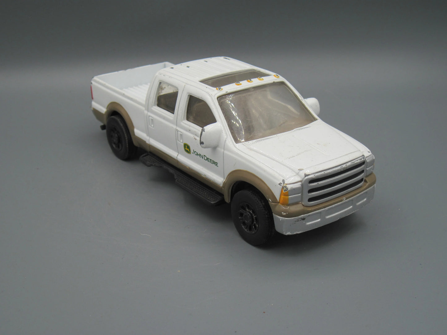 ERTL   John Deere Crew Cab  White
