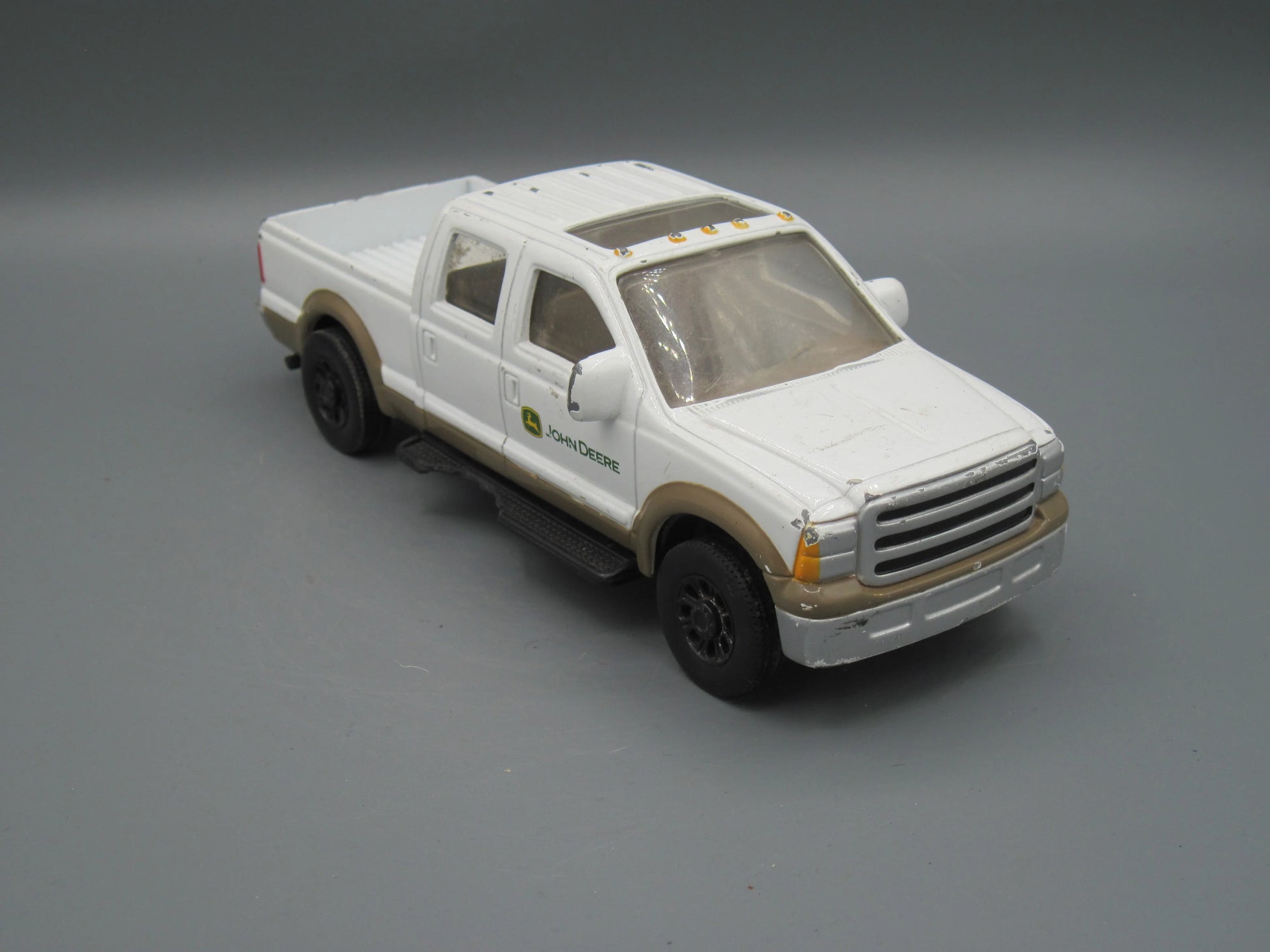 ERTL   John Deere Crew Cab  White