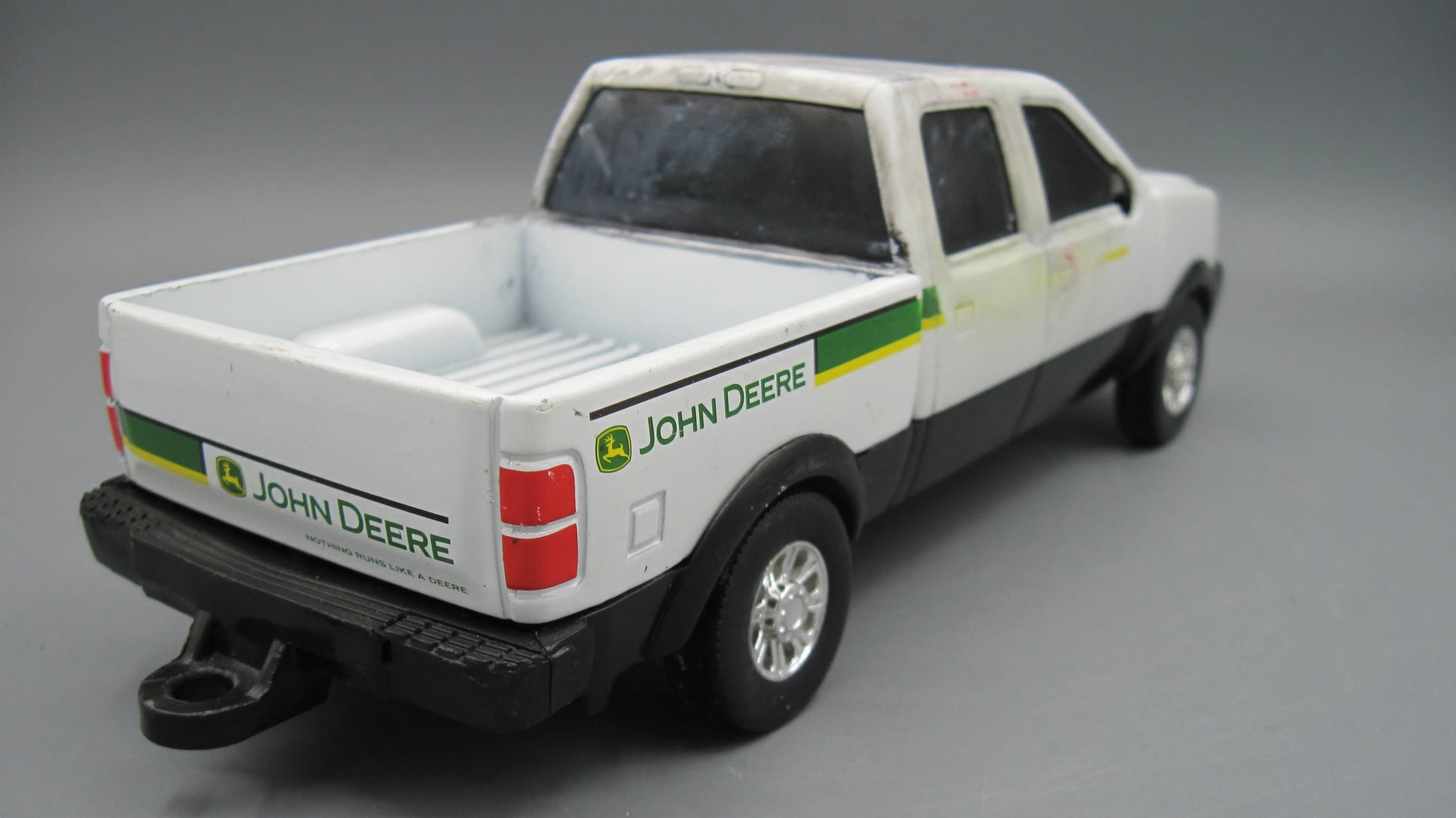 ERTL   John Deere Pickup Truck  White