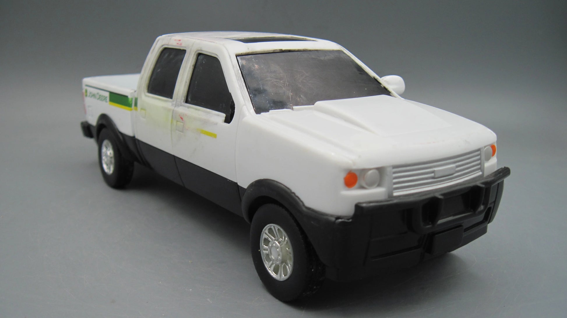 ERTL   John Deere Pickup Truck  White
