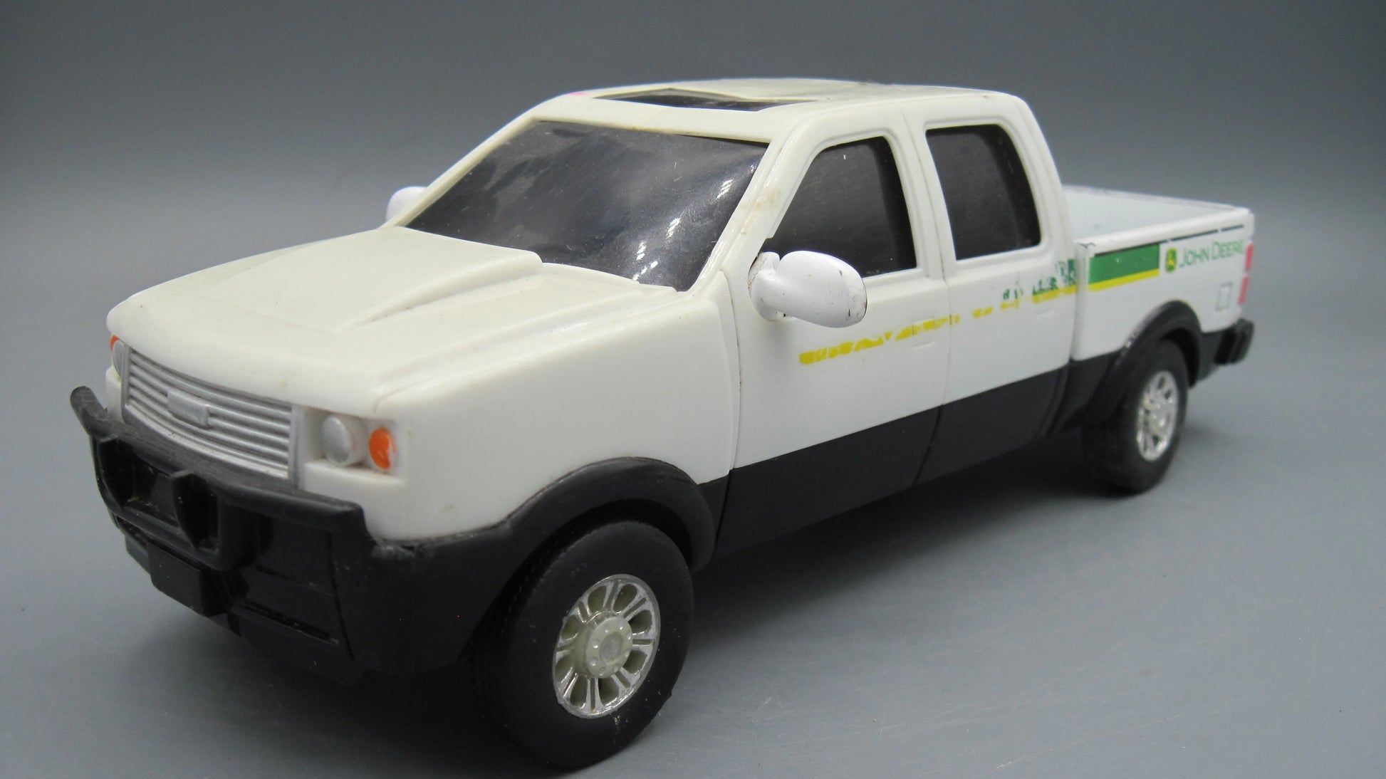 ERTL   John Deere Pickup Truck  White