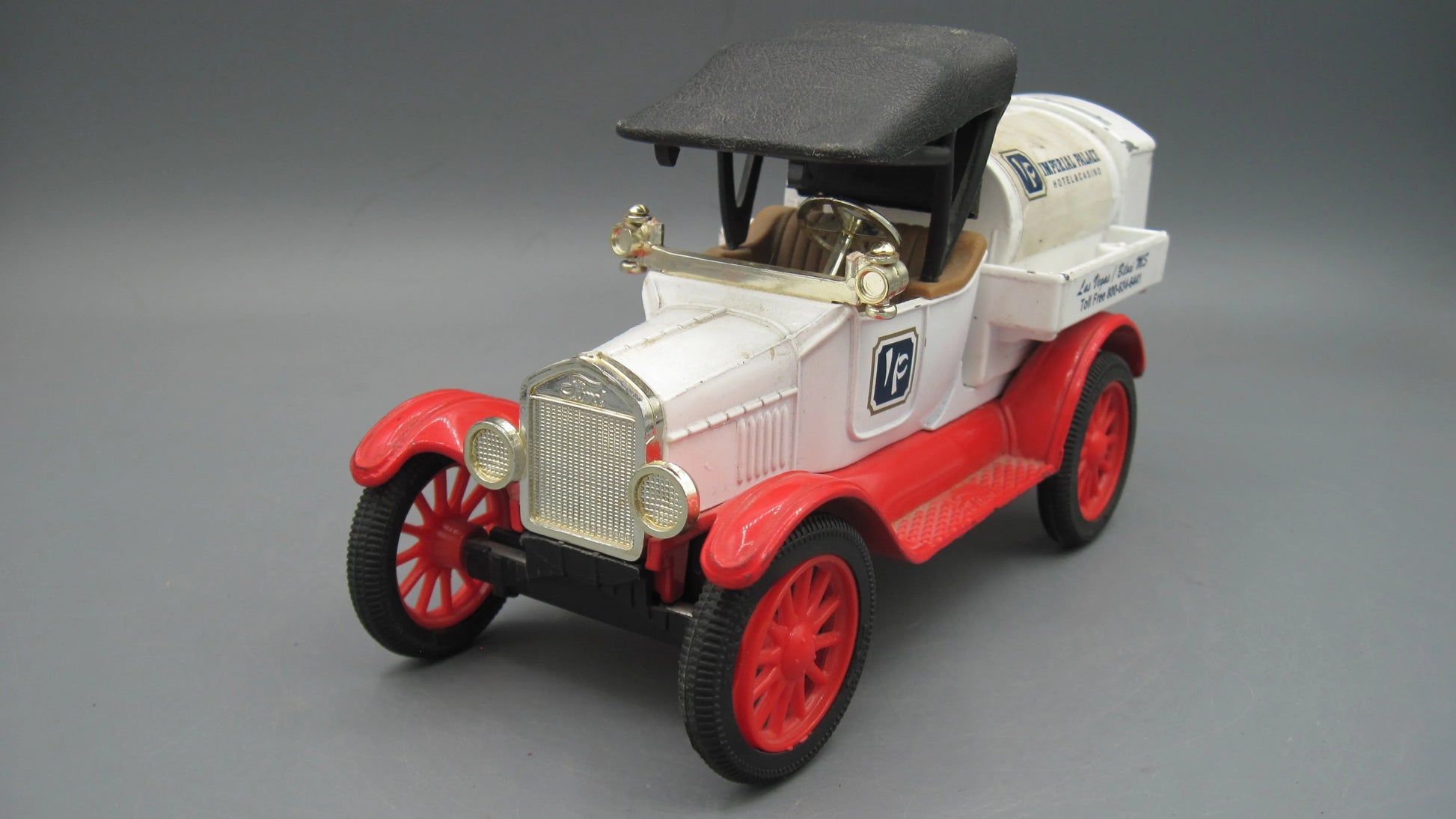 ERTL   Ford T Runabout 1918 White & Red