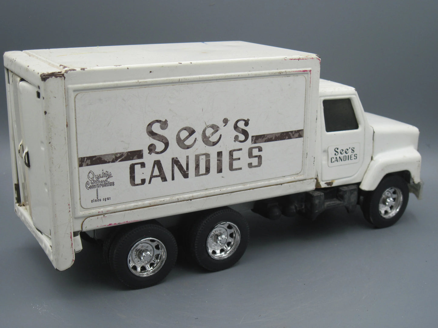 ERTL   International See's Candies Delivery Truck 1987 White