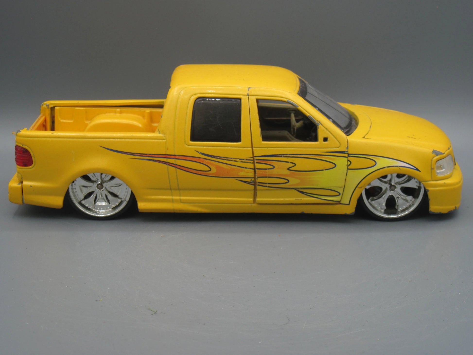 Jada   Ford F-150 Superscrew  Yellow