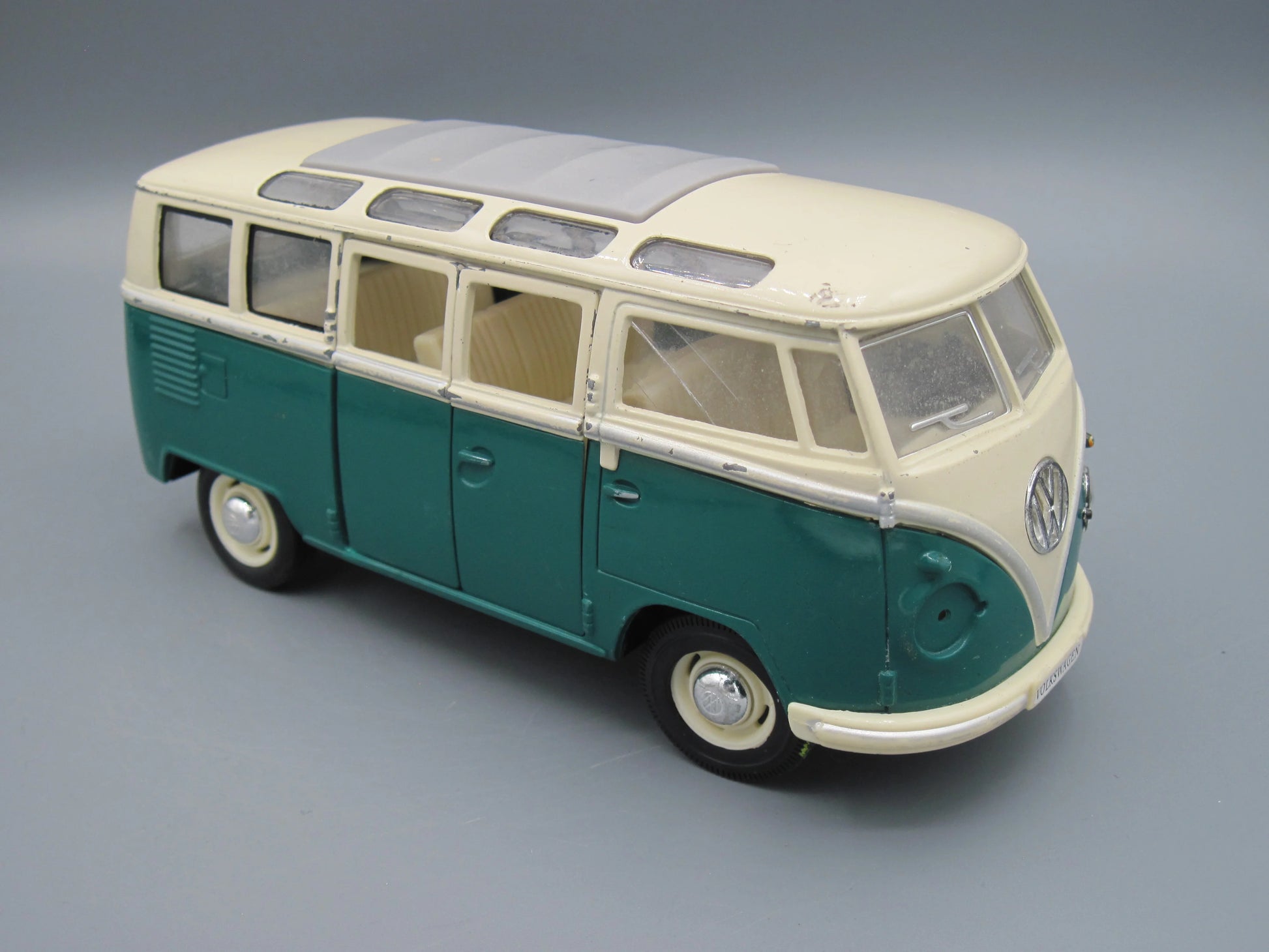 Kinsmart   Volkswagen Classical Bus 1962 White & Green