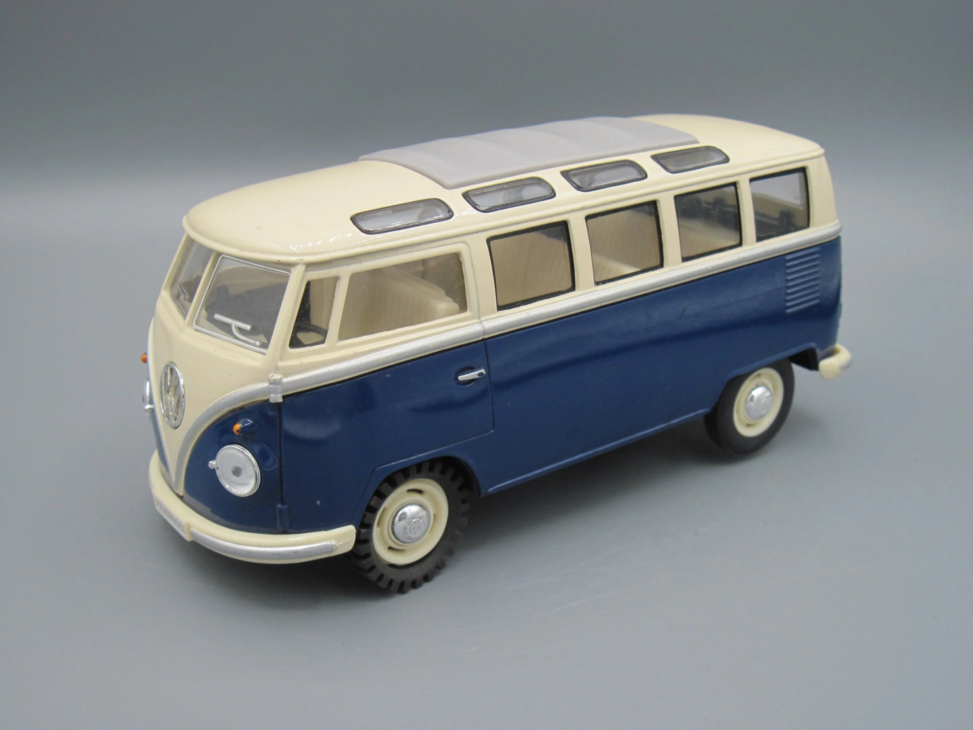 Kinsmart   Volkswagen Classical Bus 1962 Beige & Blue