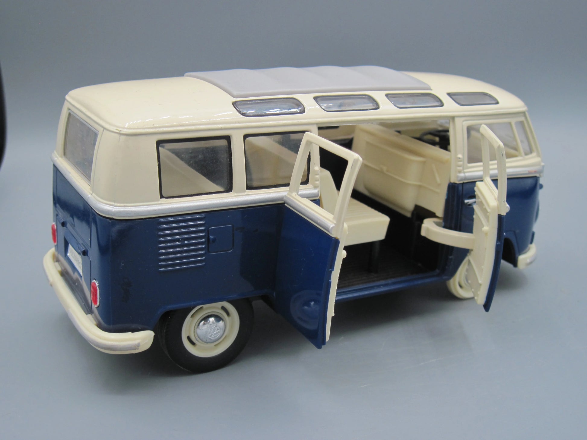 Kinsmart   Volkswagen Classical Bus 1962 Beige & Blue