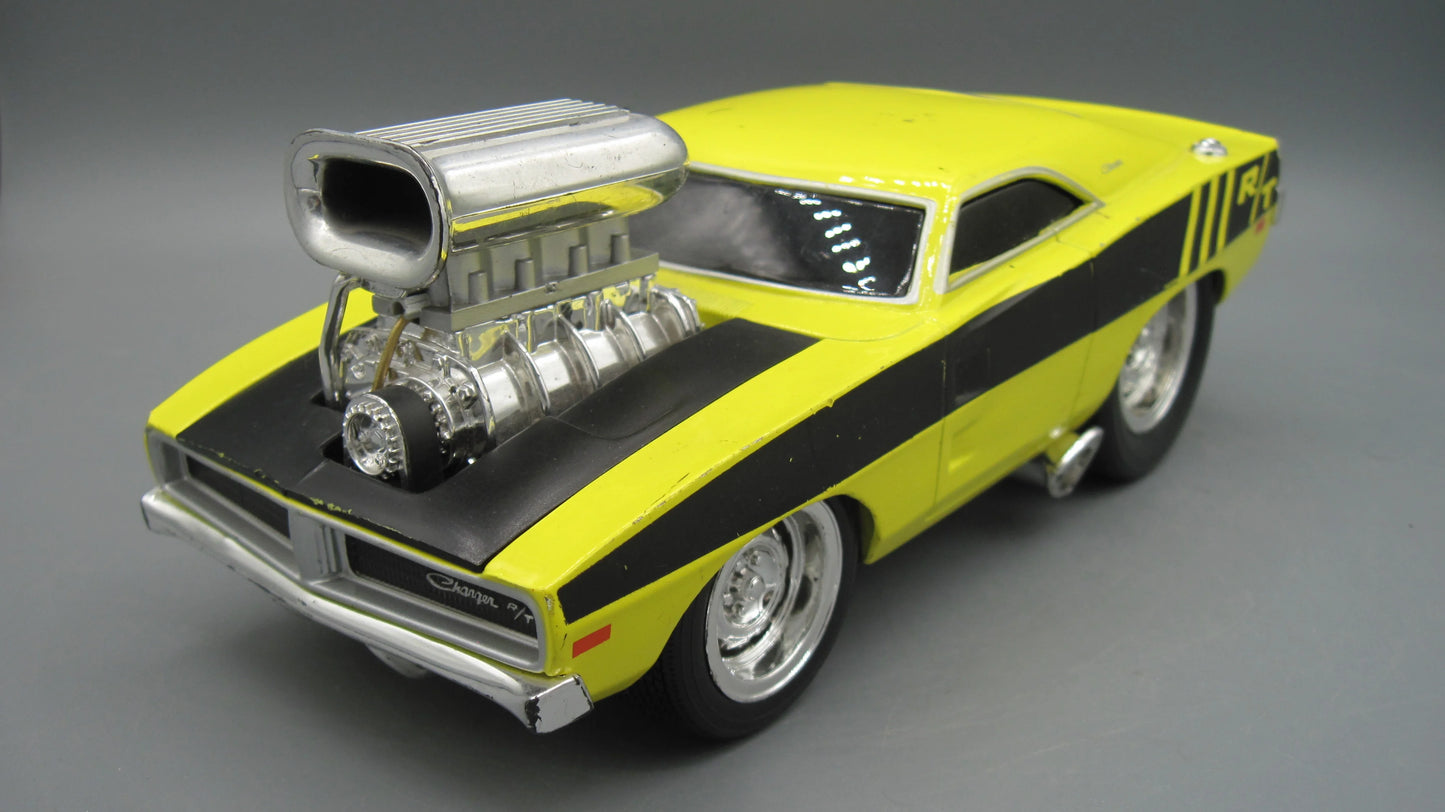Maisto   Dodge Charger R/T 1969 Yellow Muscle Machine