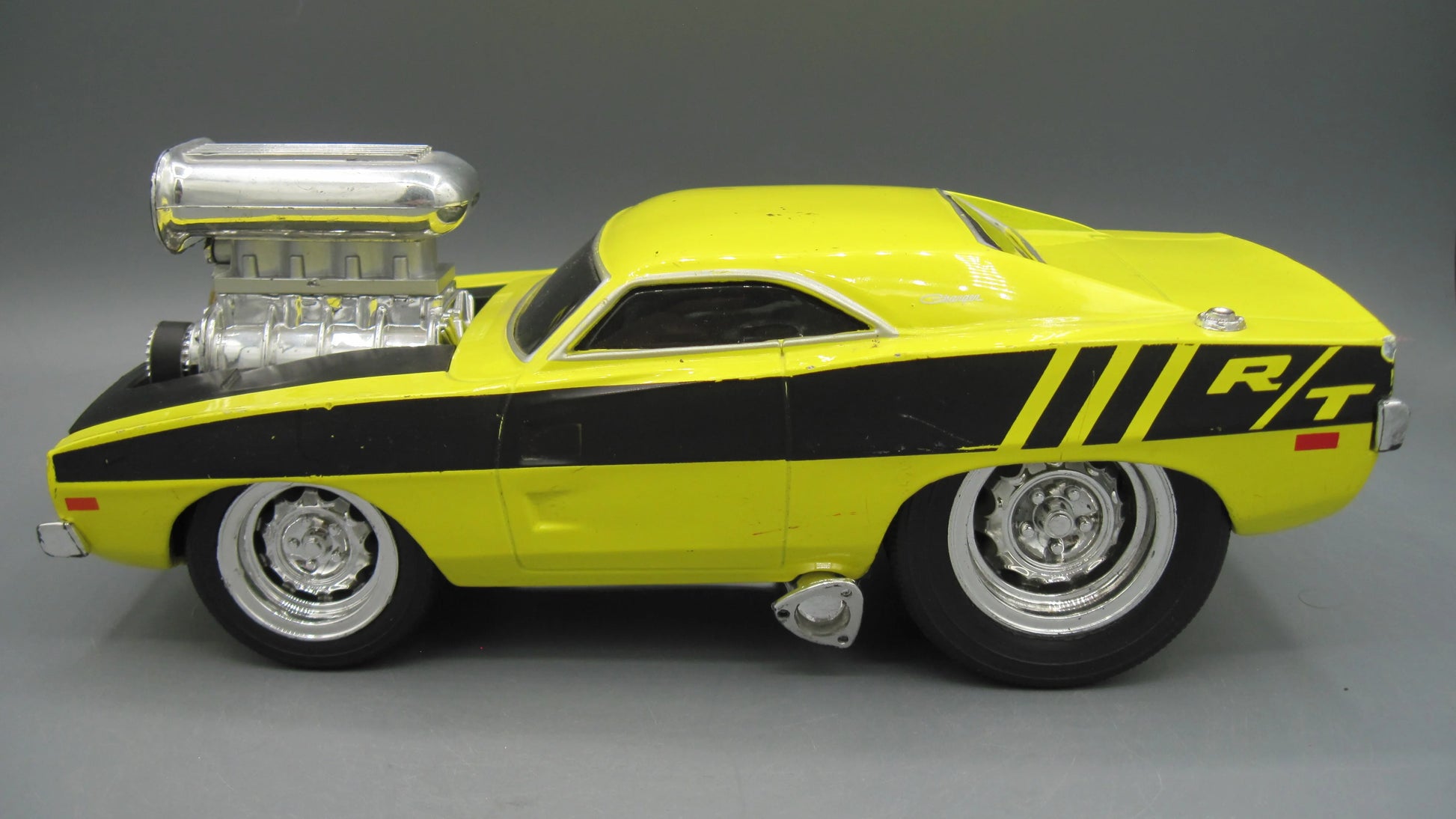 Maisto   Dodge Charger R/T 1969 Yellow Muscle Machine