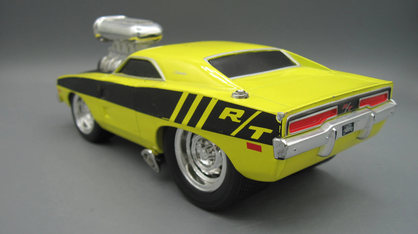 Maisto   Dodge Charger R/T 1969 Yellow Muscle Machine