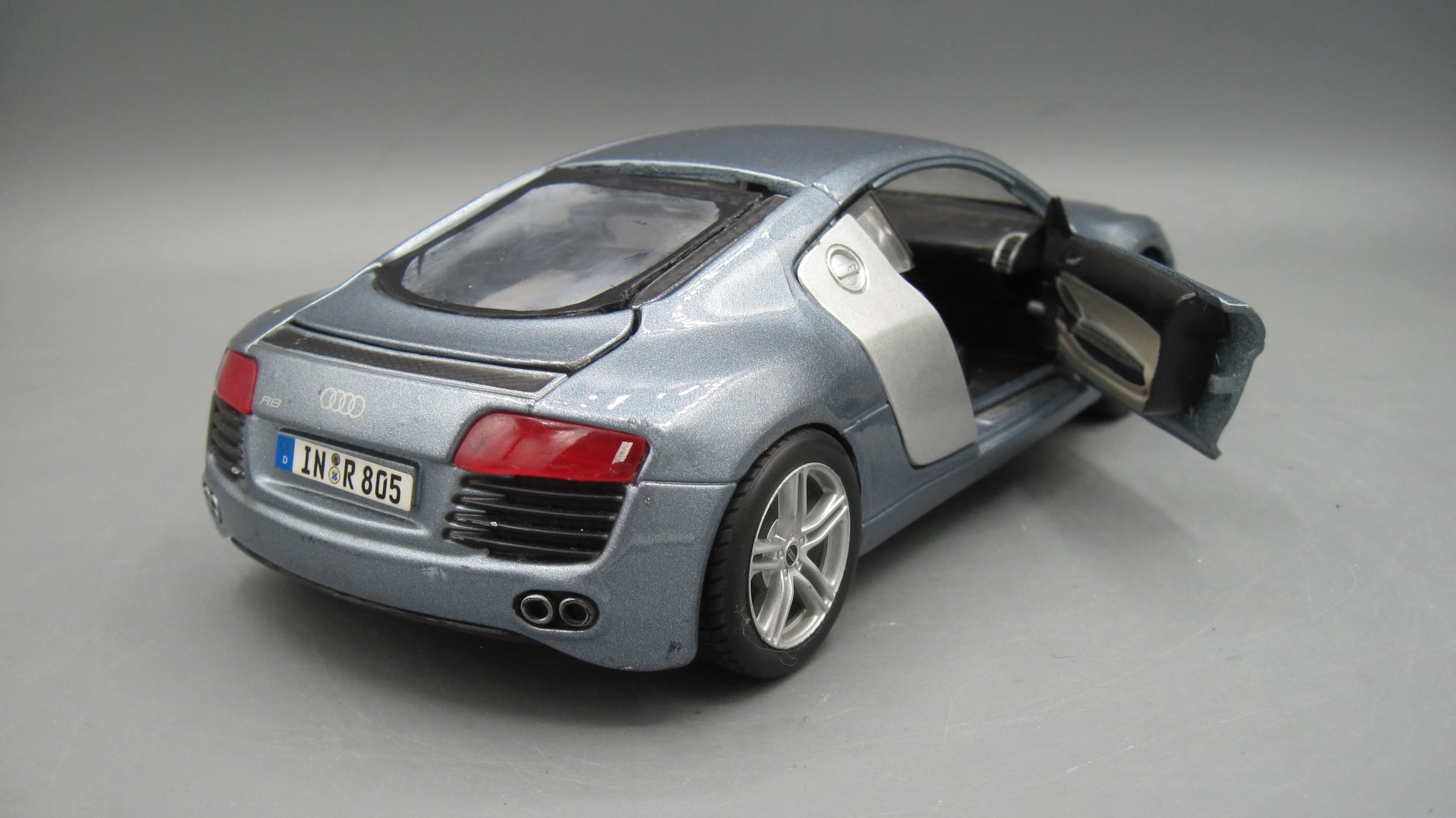 Maisto   Audi  R8  Grey