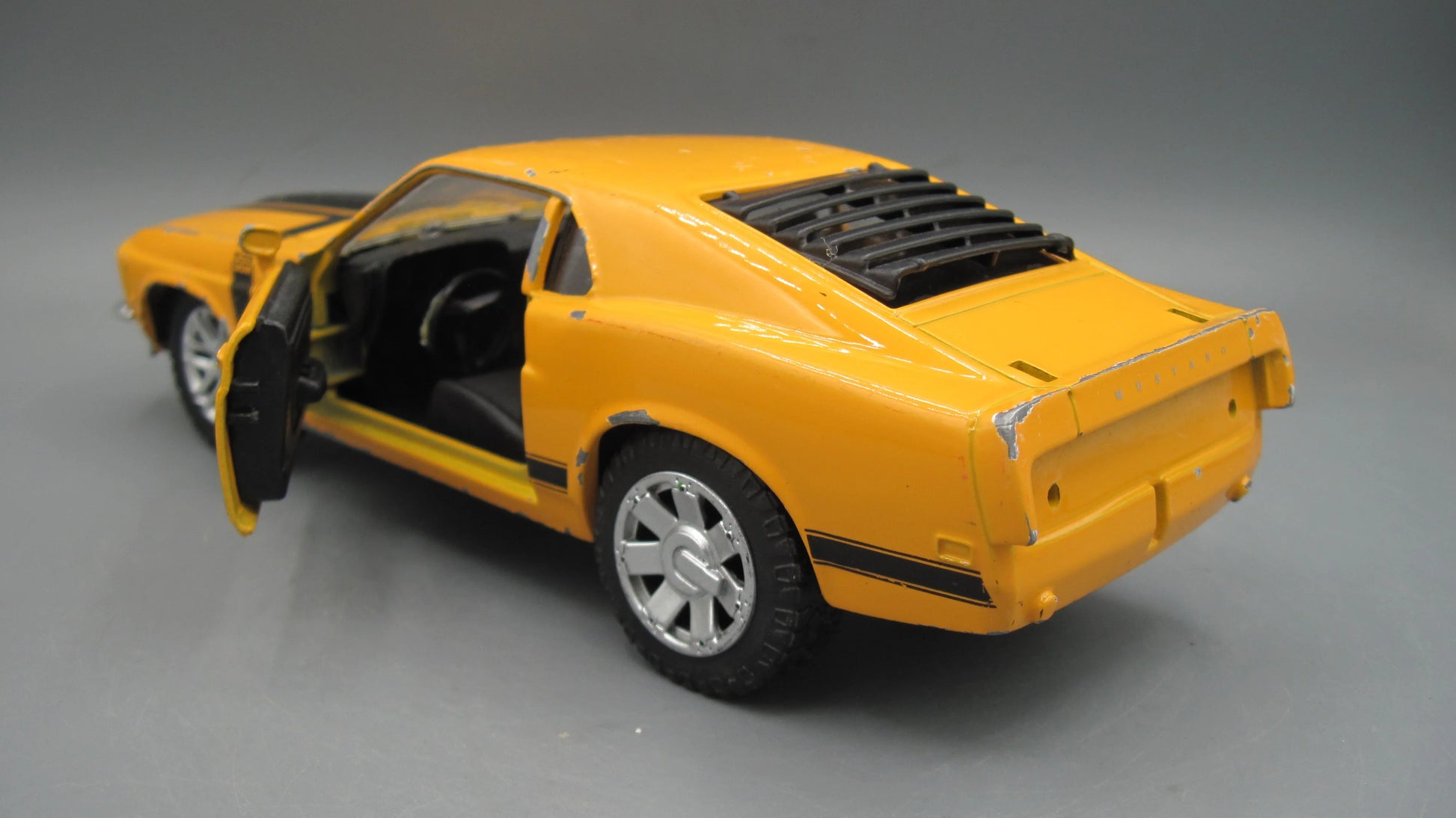 Maisto   Mustang Boss 302 1970 Yellow