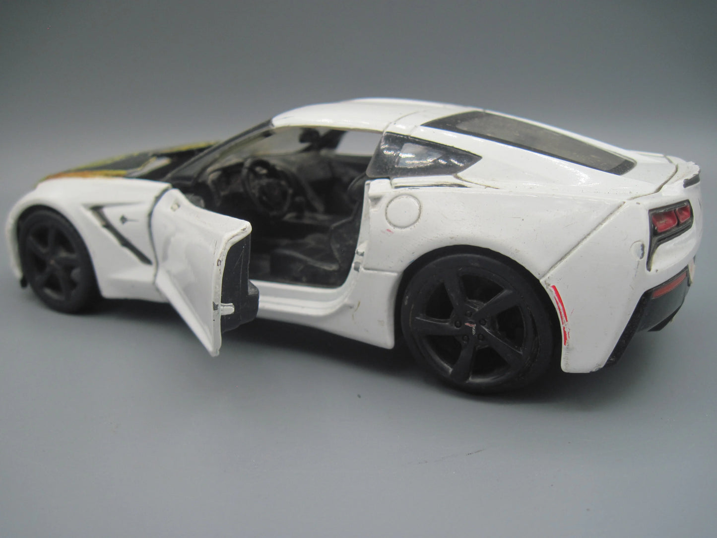 Maisto   Corvette Sting Ray 2014 White
