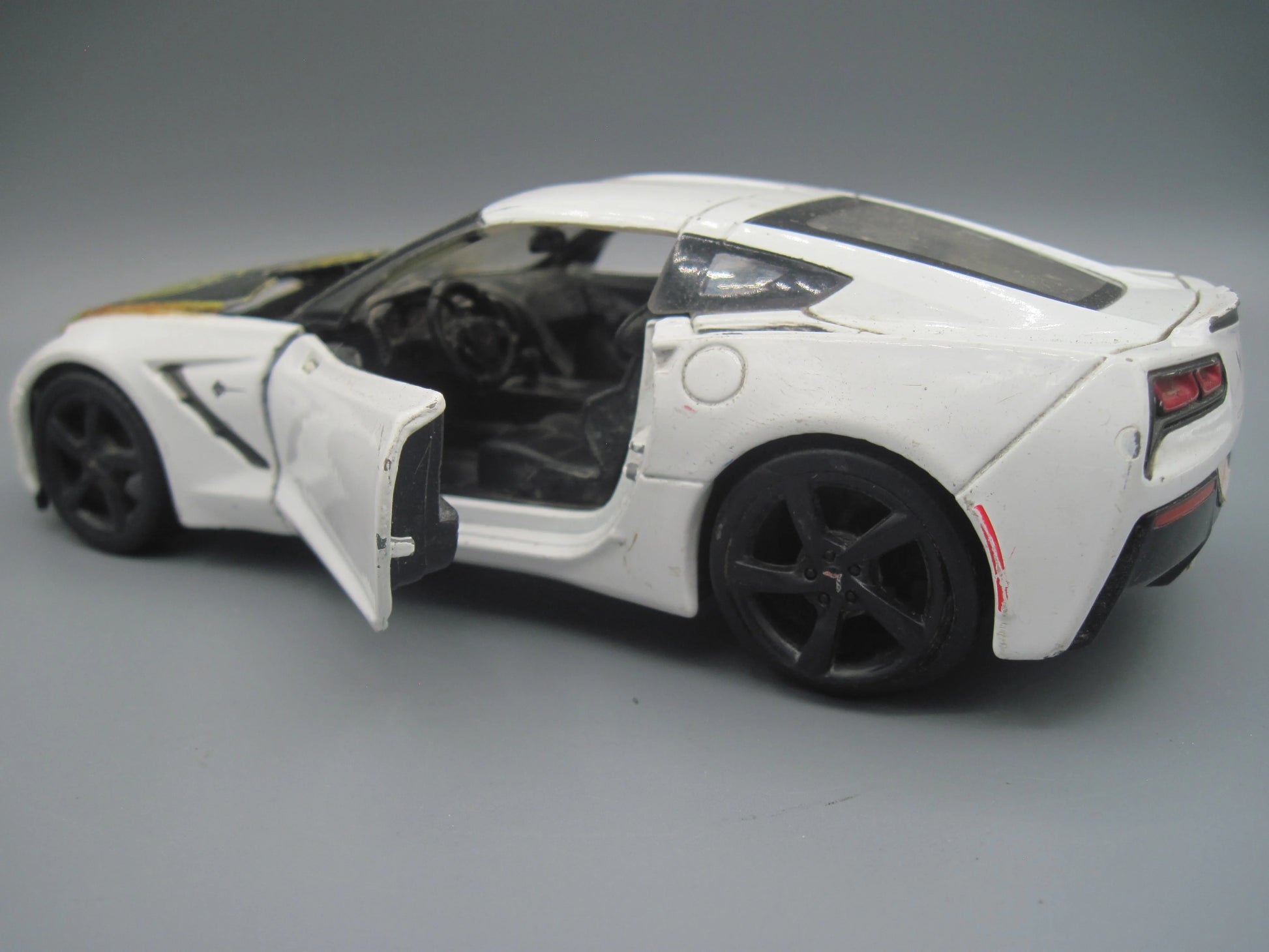 Maisto   Corvette Sting Ray 2014 White