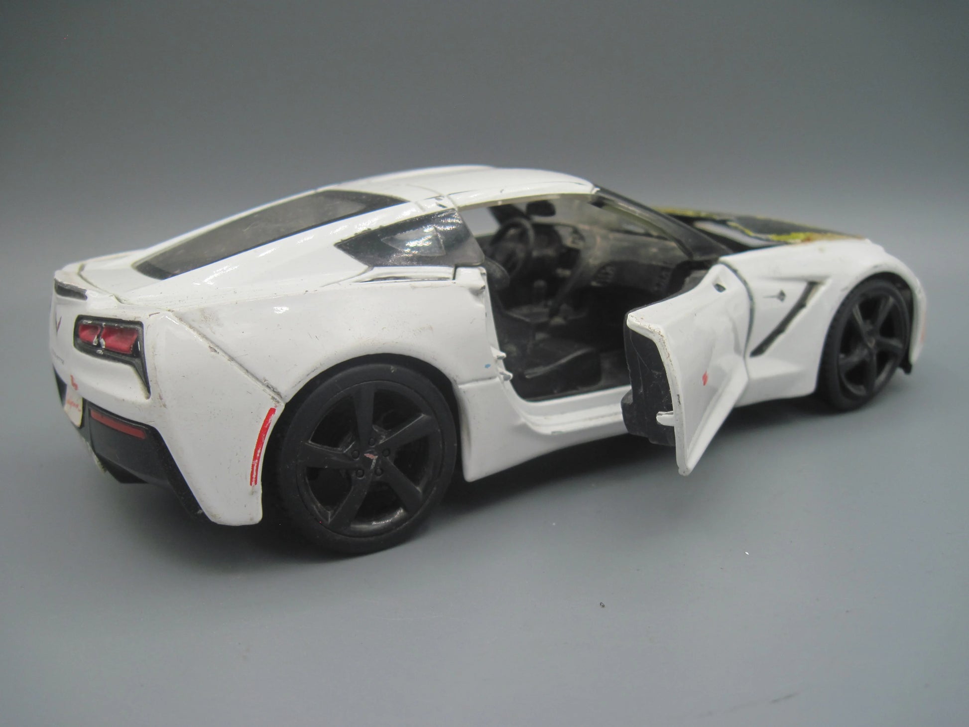 Maisto   Corvette Sting Ray 2014 White