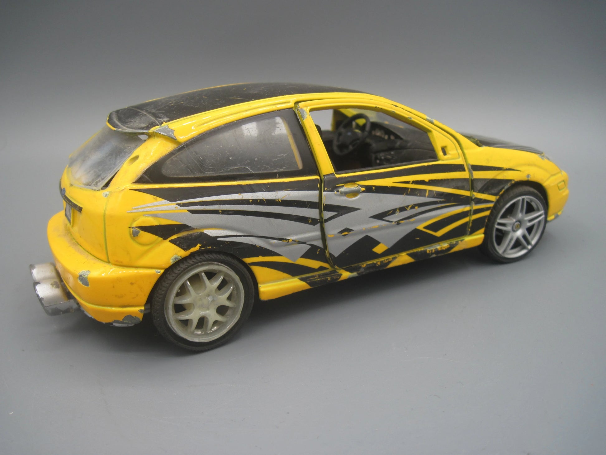Maisto   Ford Focus TribalzX3  Yellow & Black