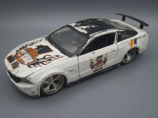 Maisto   Ford Mustang GT 2011 White & Black Harley Davidson