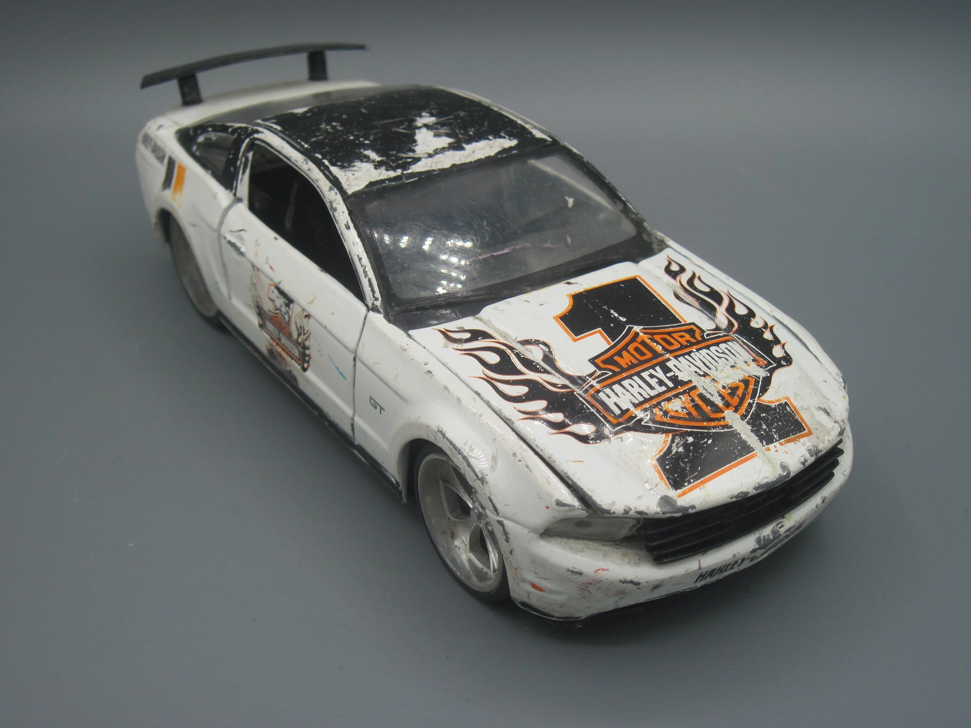 Maisto   Ford Mustang GT 2011 White & Black Harley Davidson