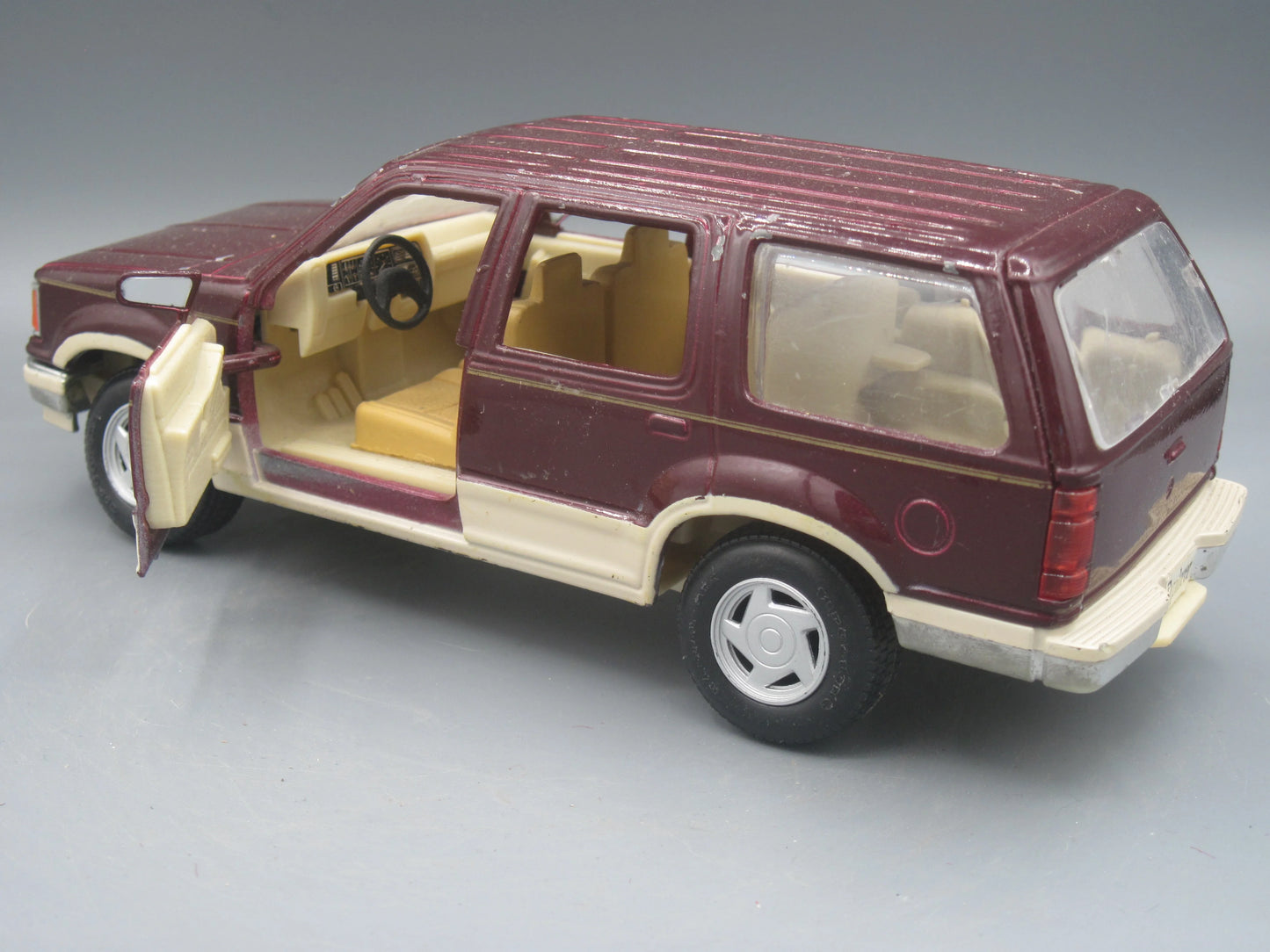 Maisto   Ford Explorer  Maroon
