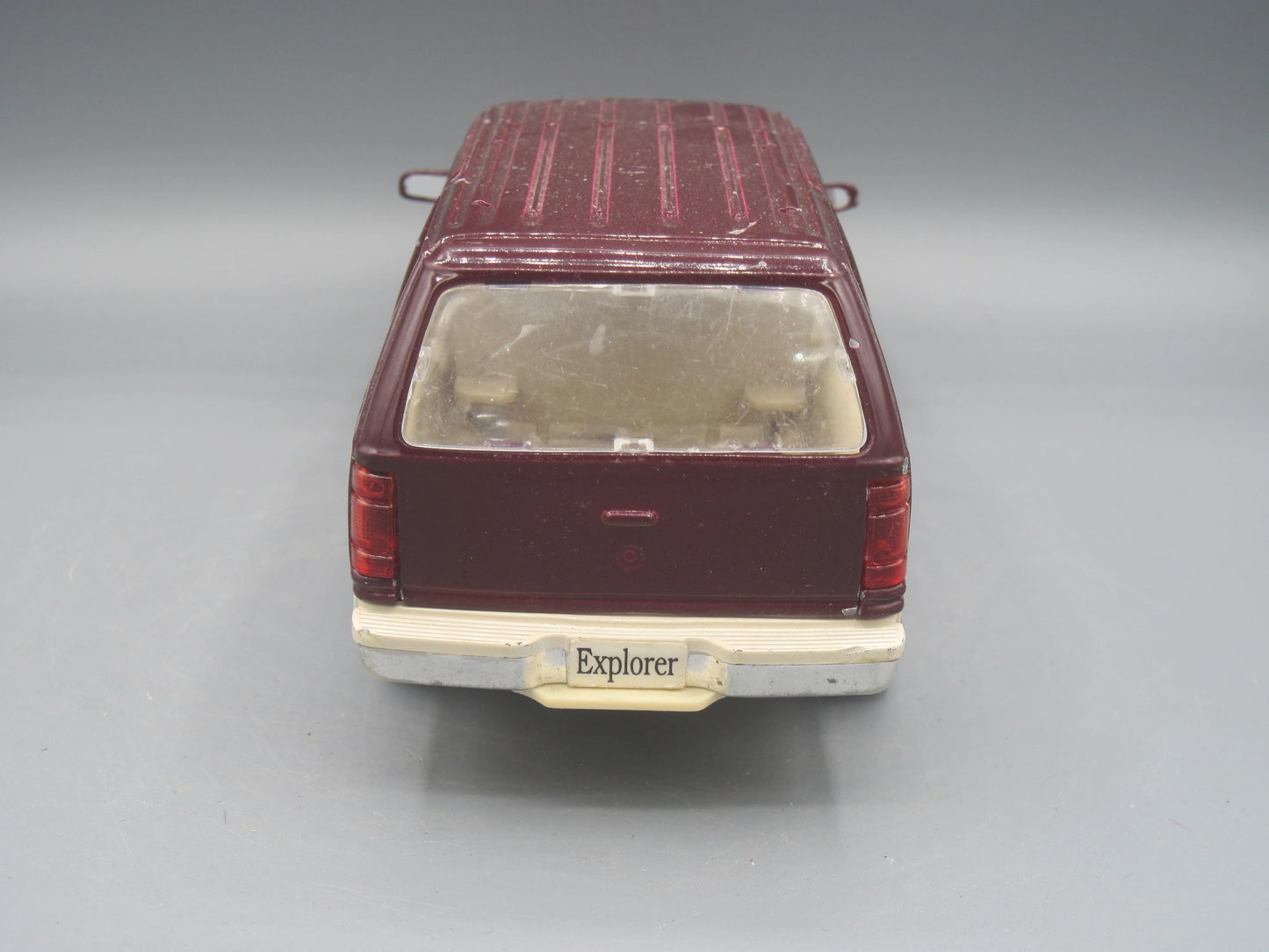 Maisto   Ford Explorer  Maroon