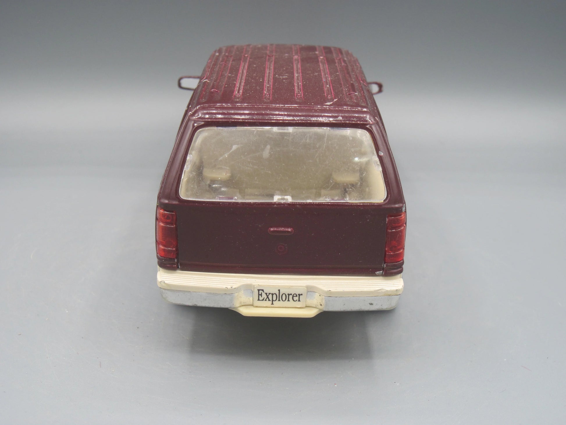 Maisto   Ford Explorer  Maroon
