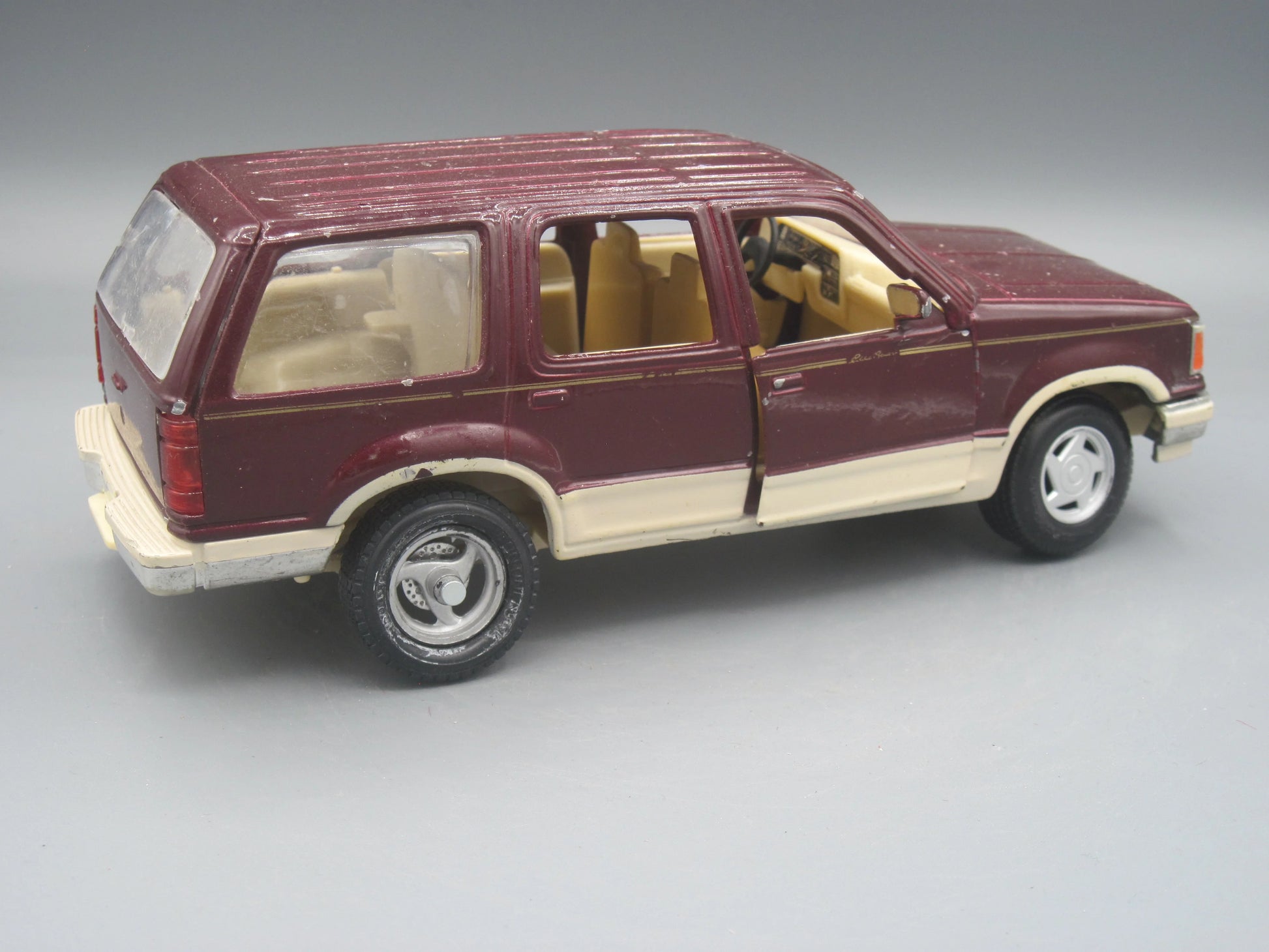 Maisto   Ford Explorer  Maroon