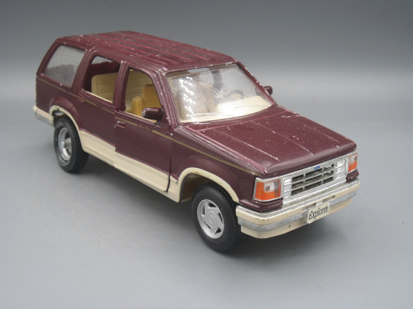 Maisto   Ford Explorer  Maroon