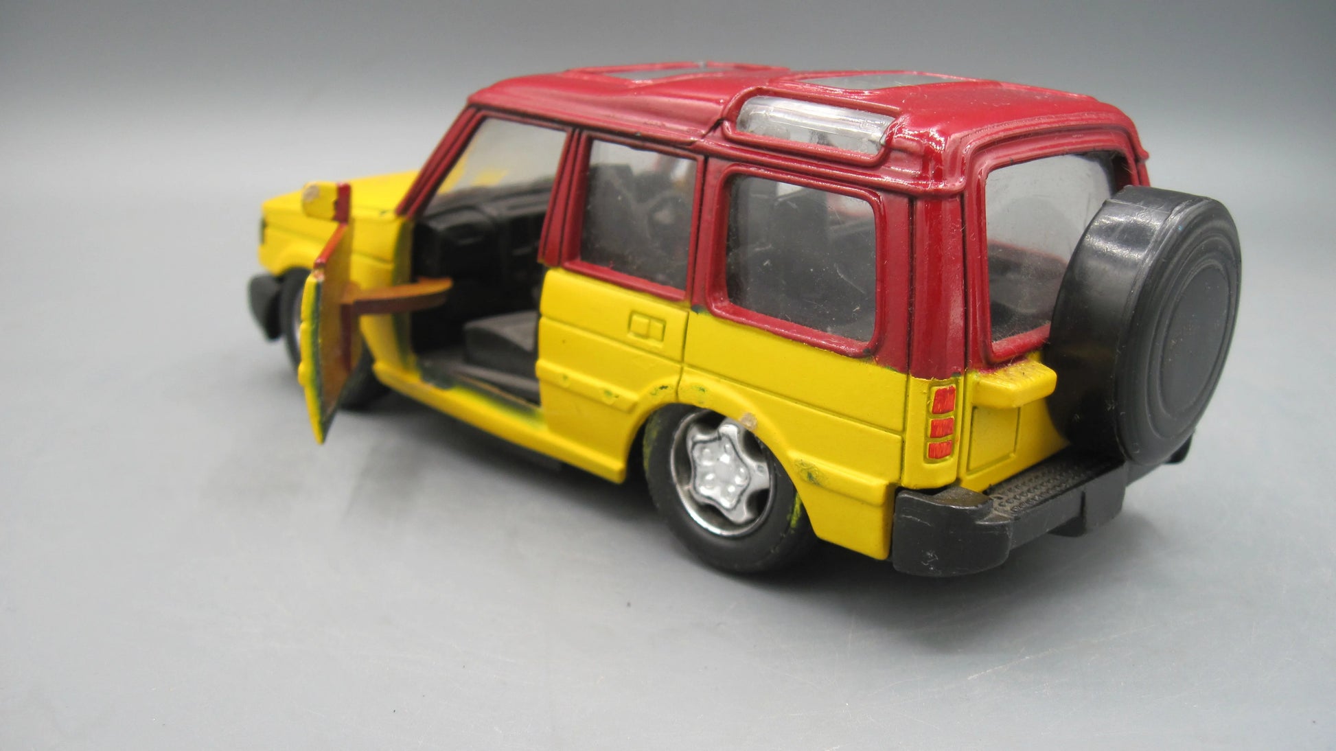 New Ray   Land Rover Discovery 1  Maroon & Yellow