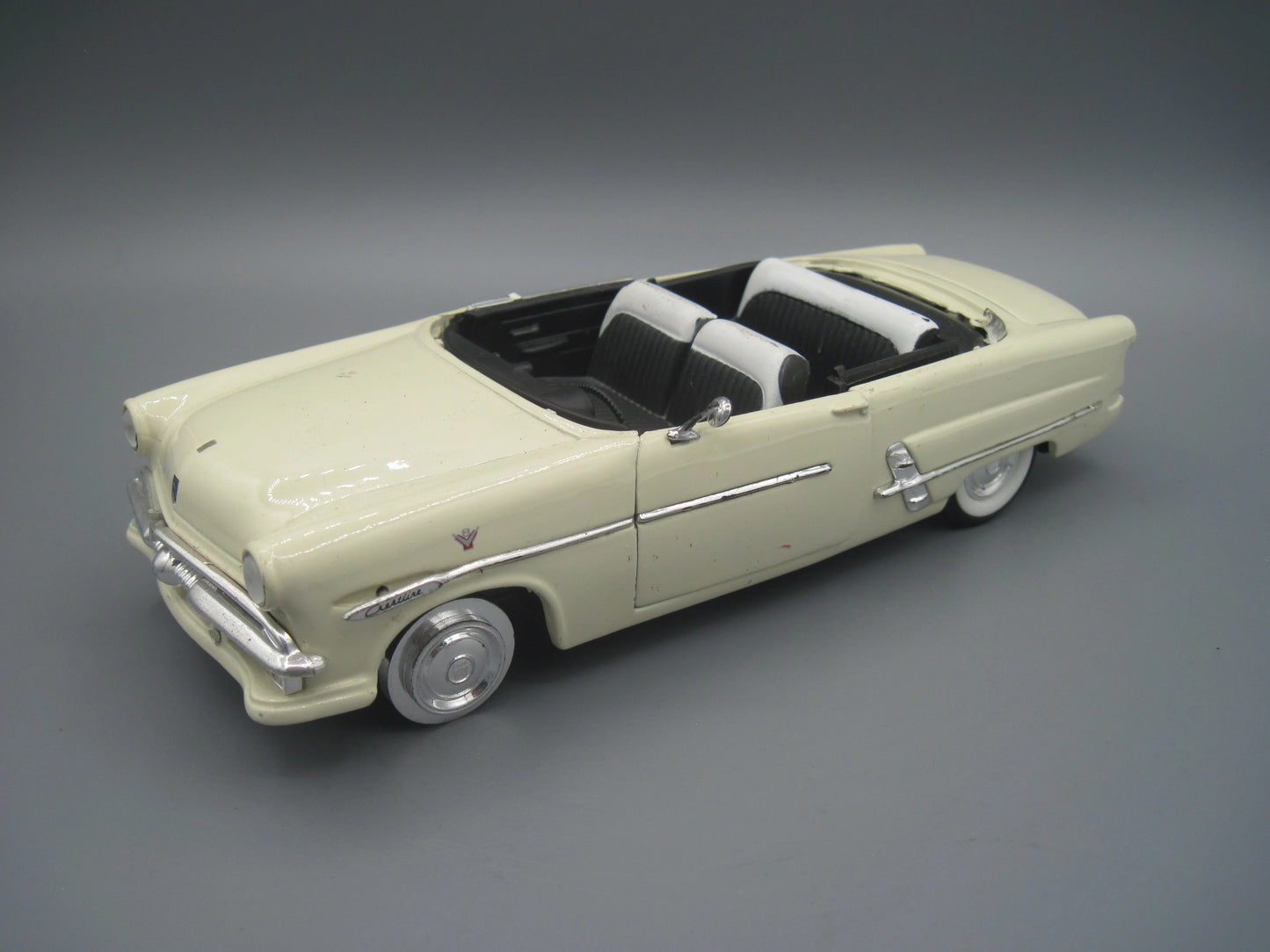 Welly   Ford Victoria Crestline 1953 Beige