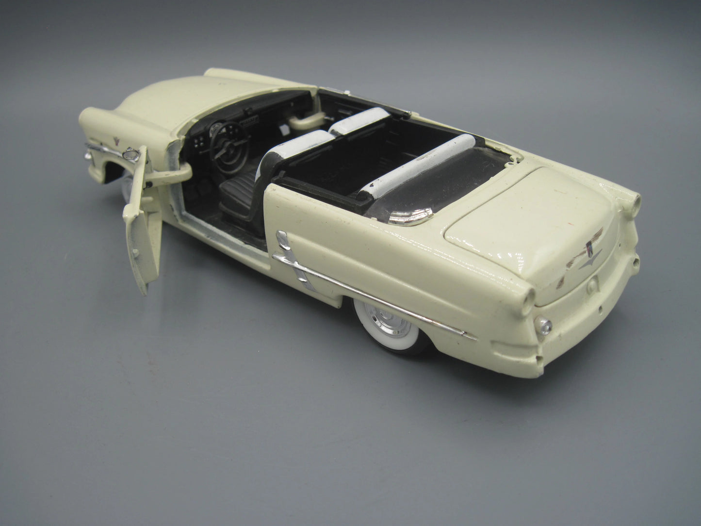 Welly   Ford Victoria Crestline 1953 Beige