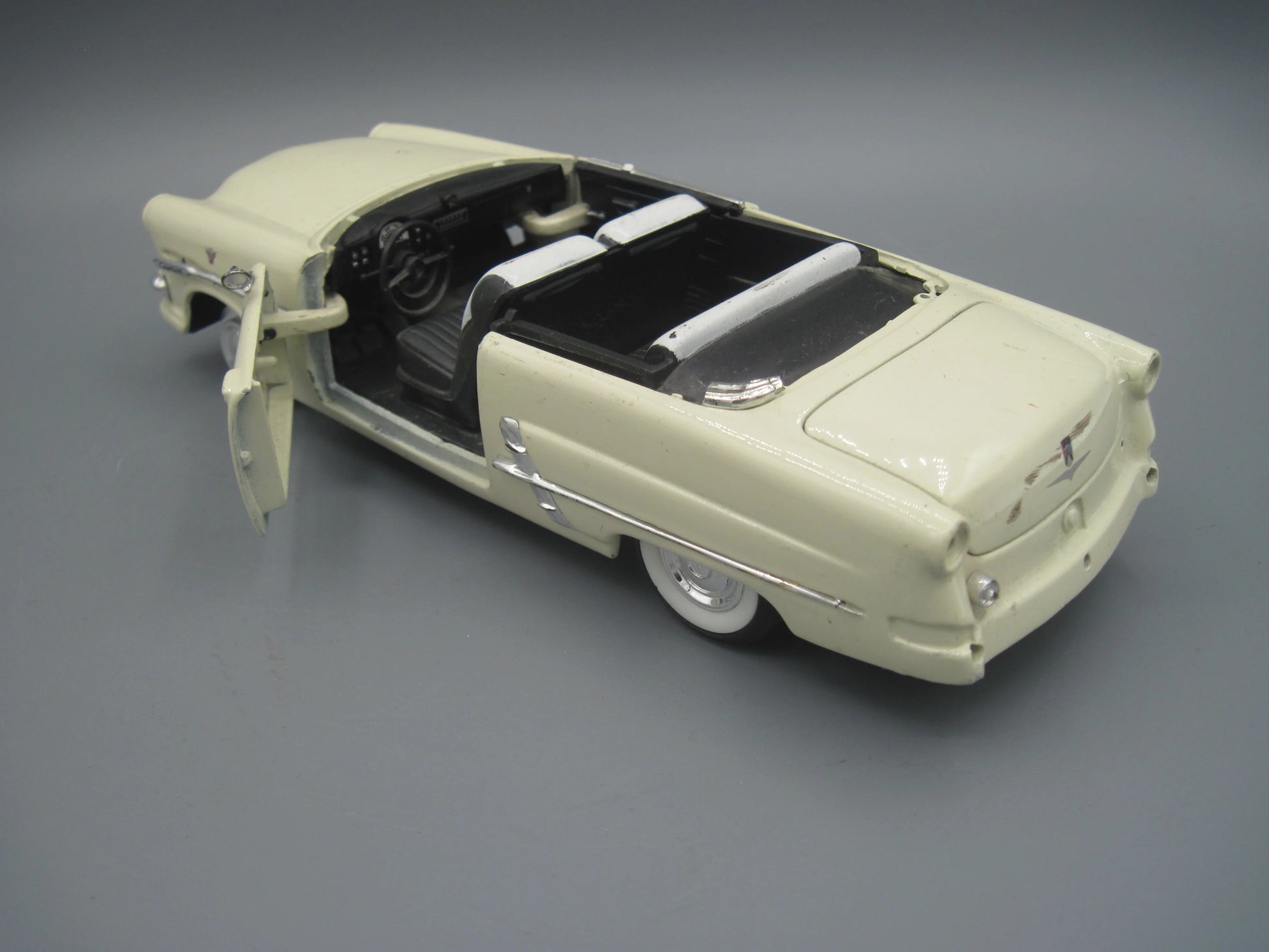 Welly   Ford Victoria Crestline 1953 Beige