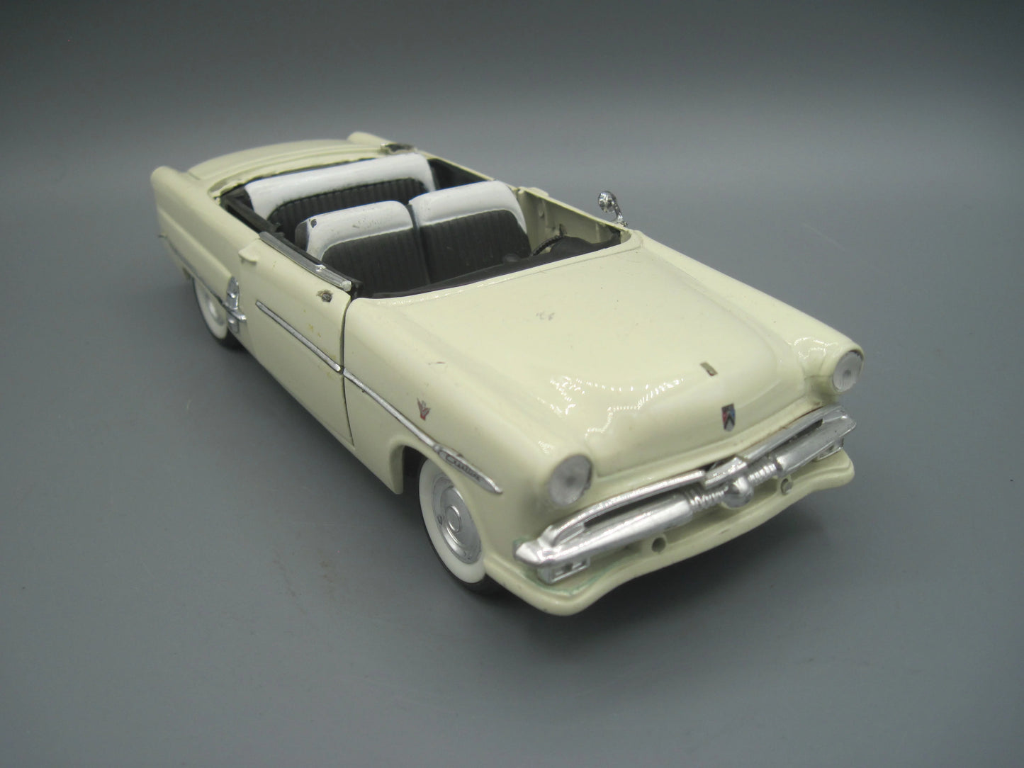 Welly   Ford Victoria Crestline 1953 Beige