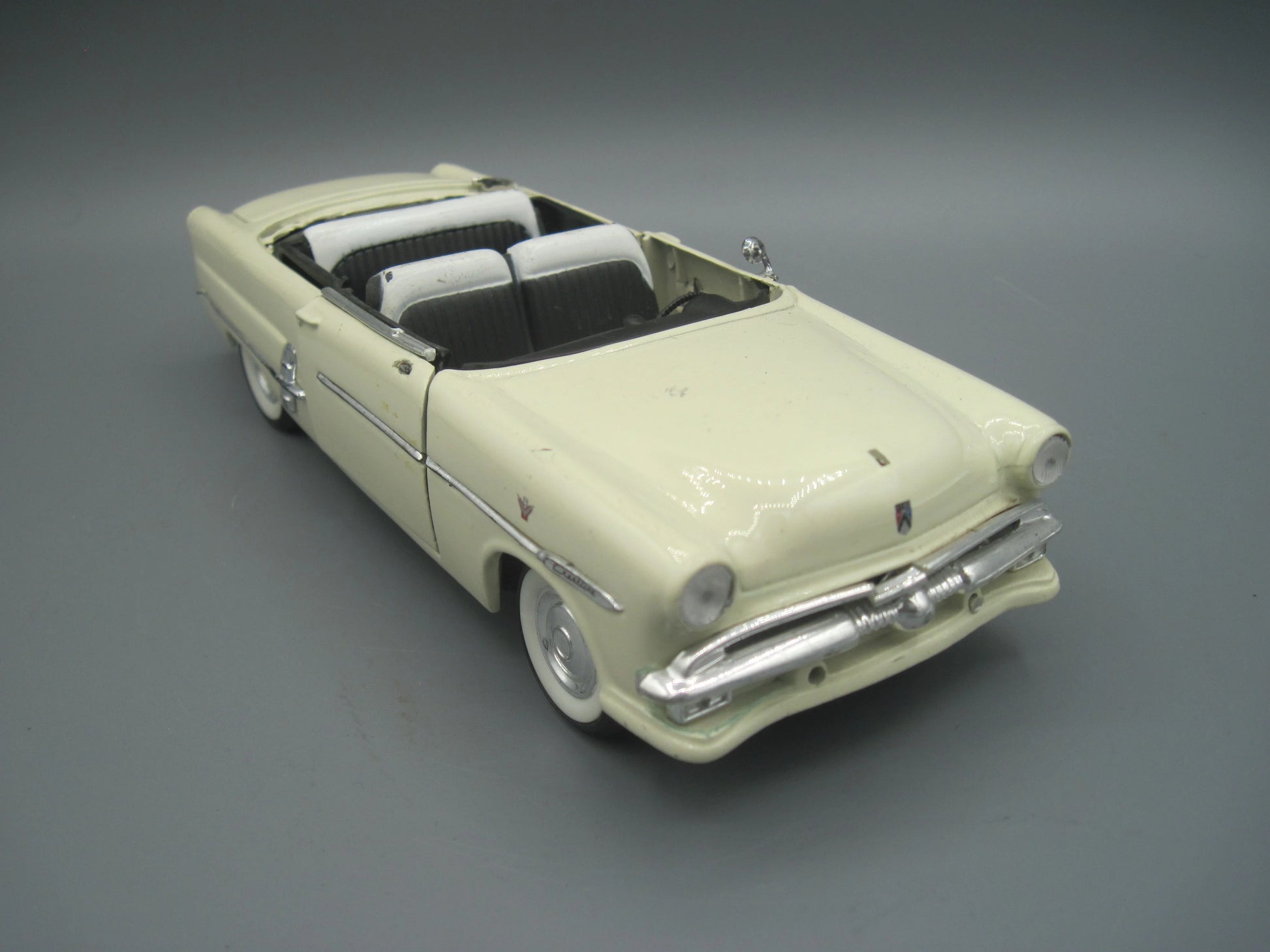 Welly   Ford Victoria Crestline 1953 Beige