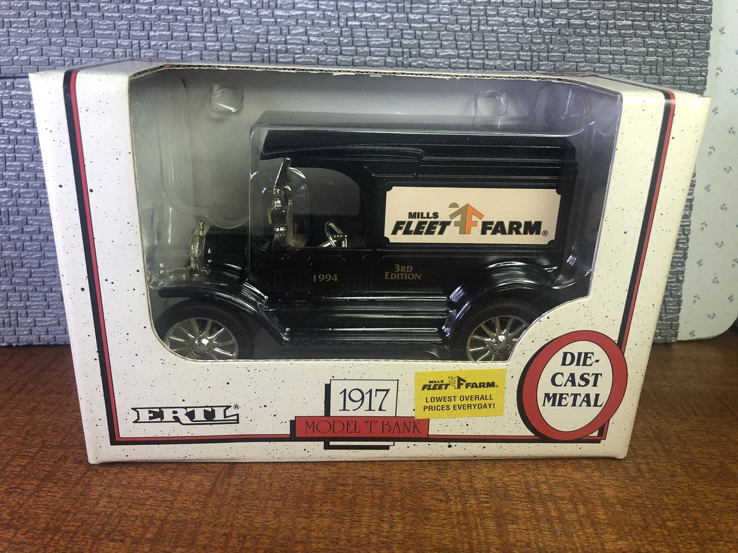 ERTL  3rd Edition Ford Fleet Farm - Model T Bank 1917 Black 1994