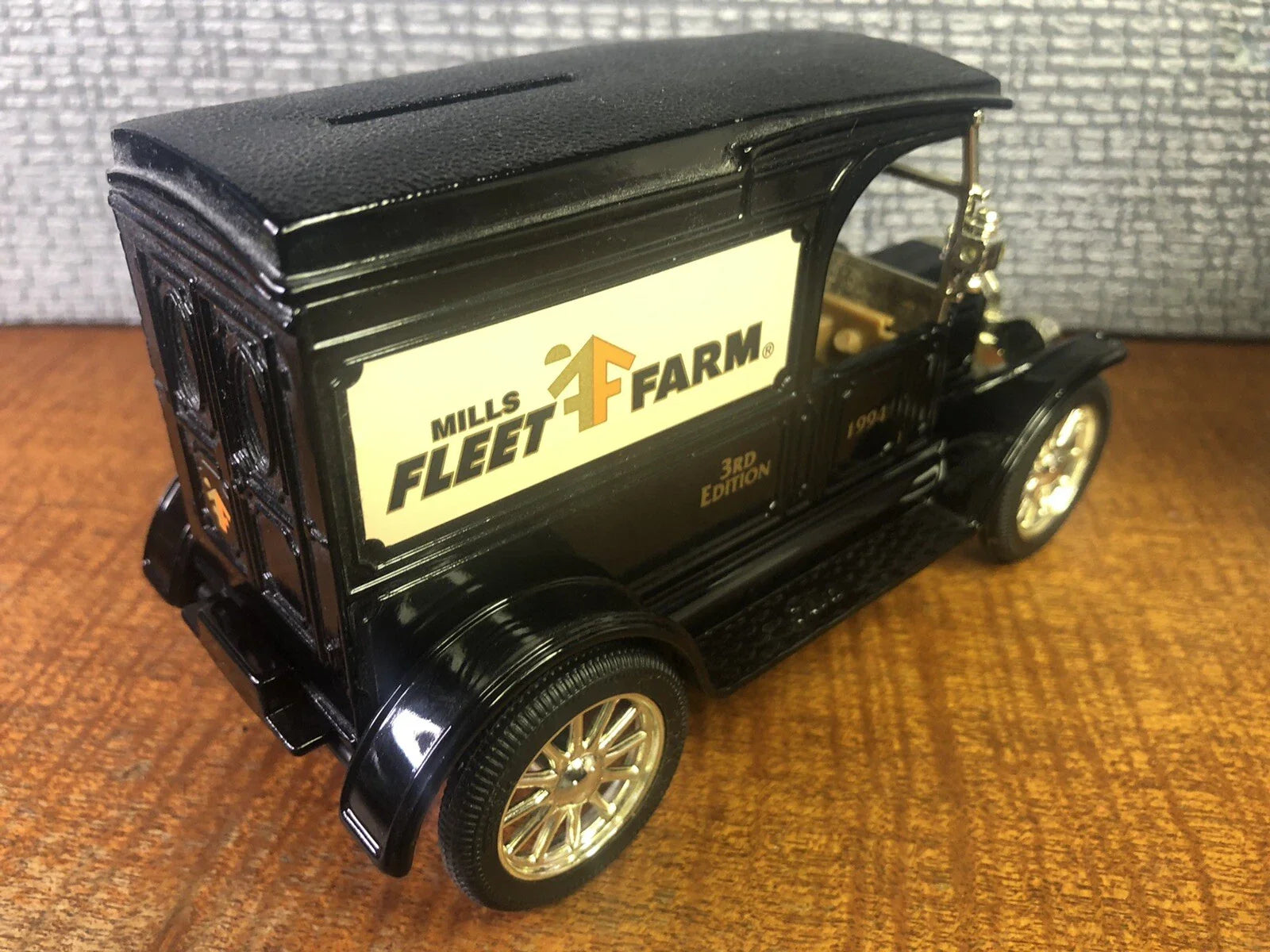 ERTL  3rd Edition Ford Fleet Farm - Model T Bank 1917 Black 1994