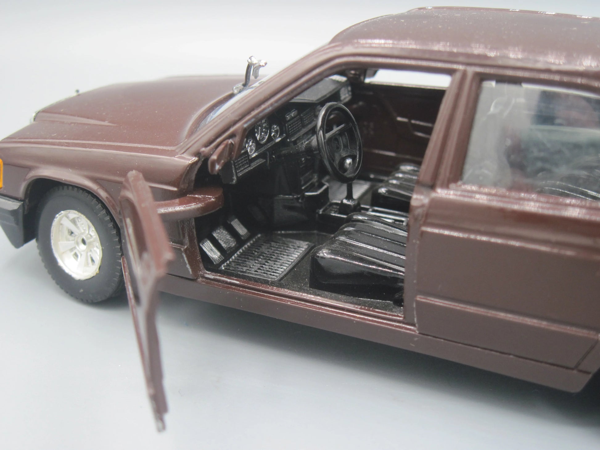 Bburago   Mercedes 190 E  Maroon
