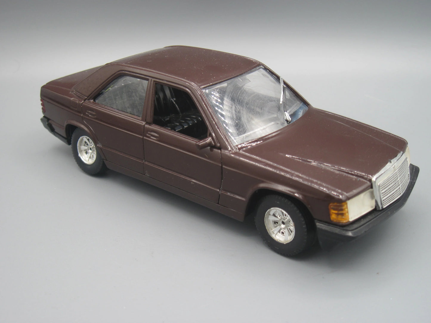 Bburago   Mercedes 190 E  Maroon