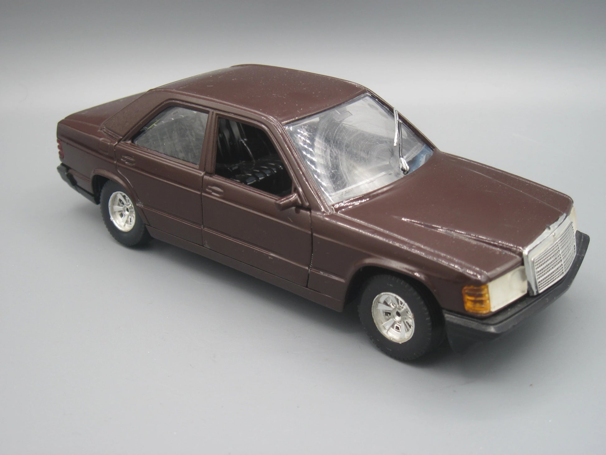 Bburago   Mercedes 190 E  Maroon