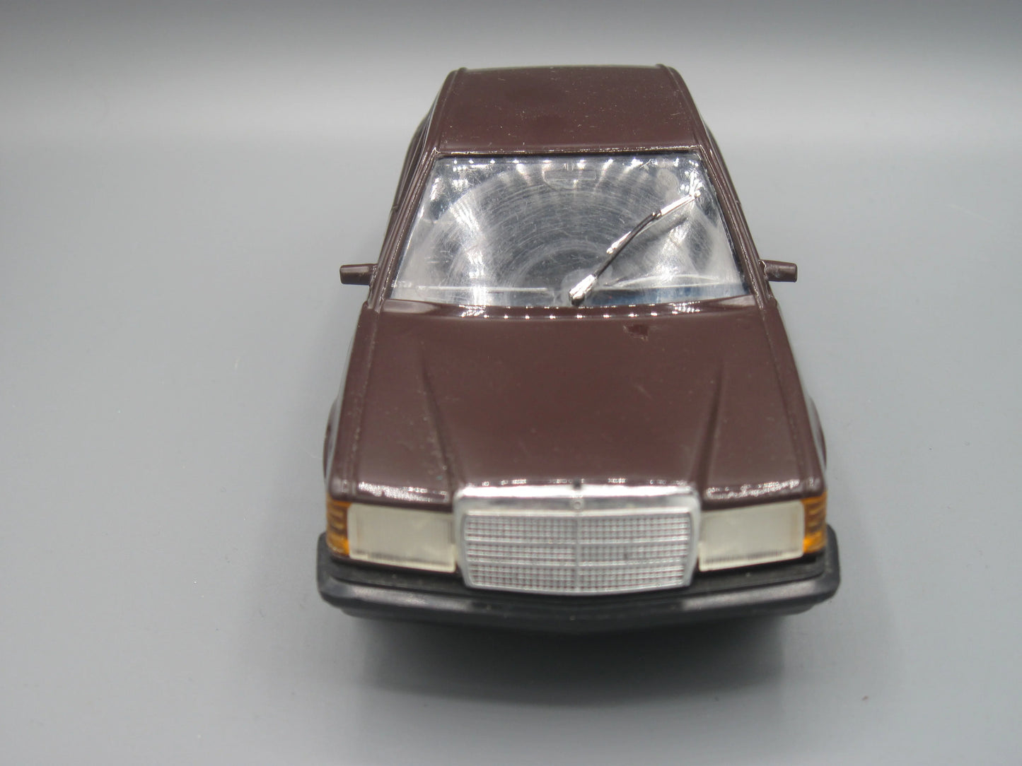 Bburago   Mercedes 190 E  Maroon