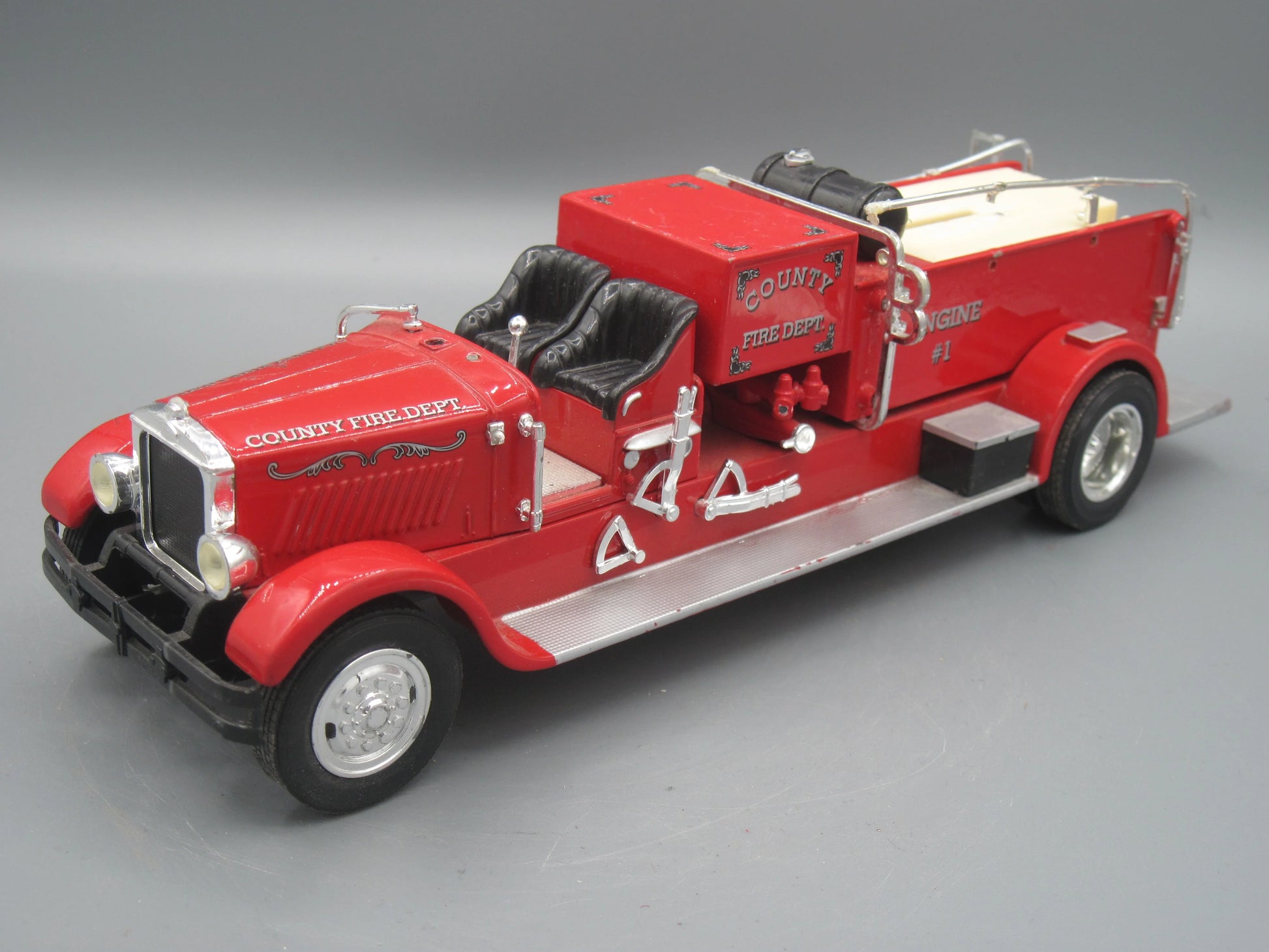 ERTL   Mack Trucks County Fire Department Truck 1929 Red