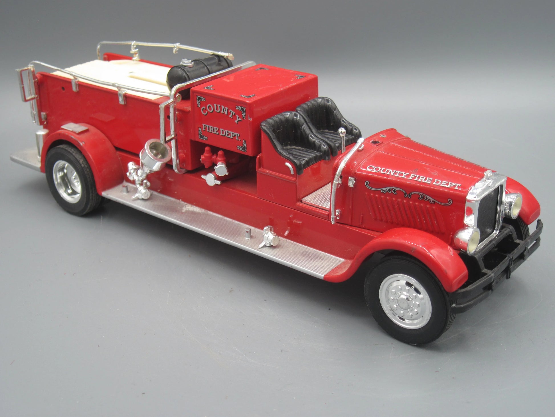 ERTL   Mack Trucks County Fire Department Truck 1929 Red